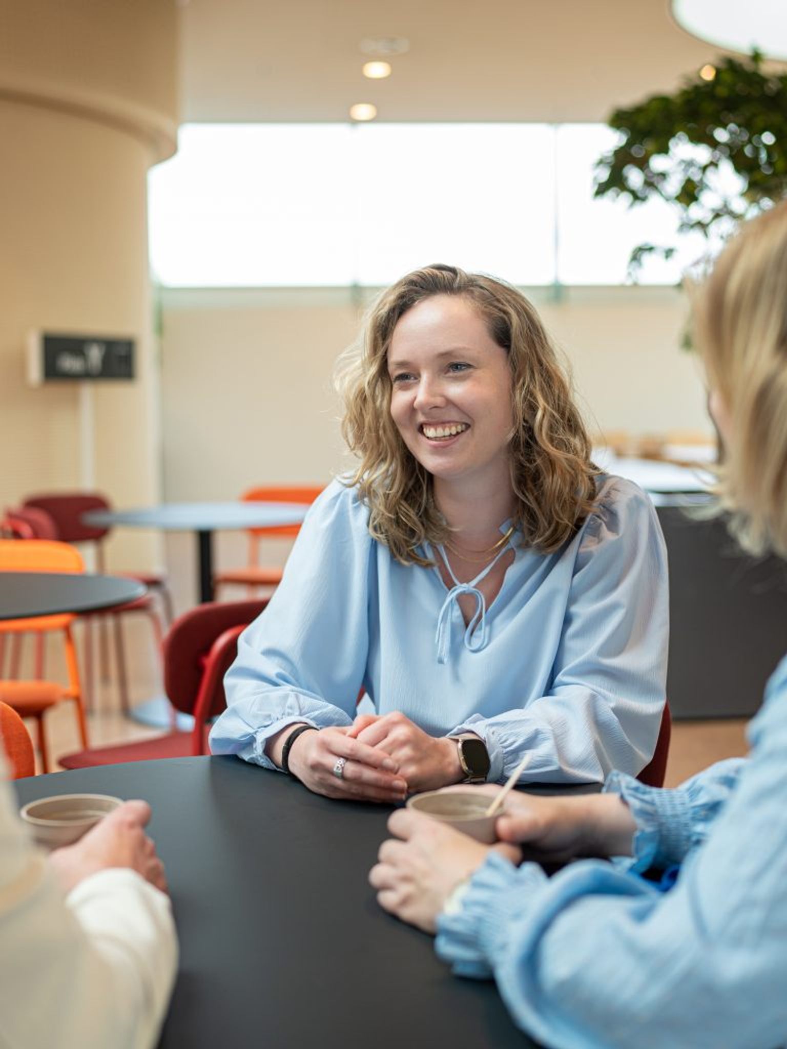 Sabina Pieterse in gesprek met collega's