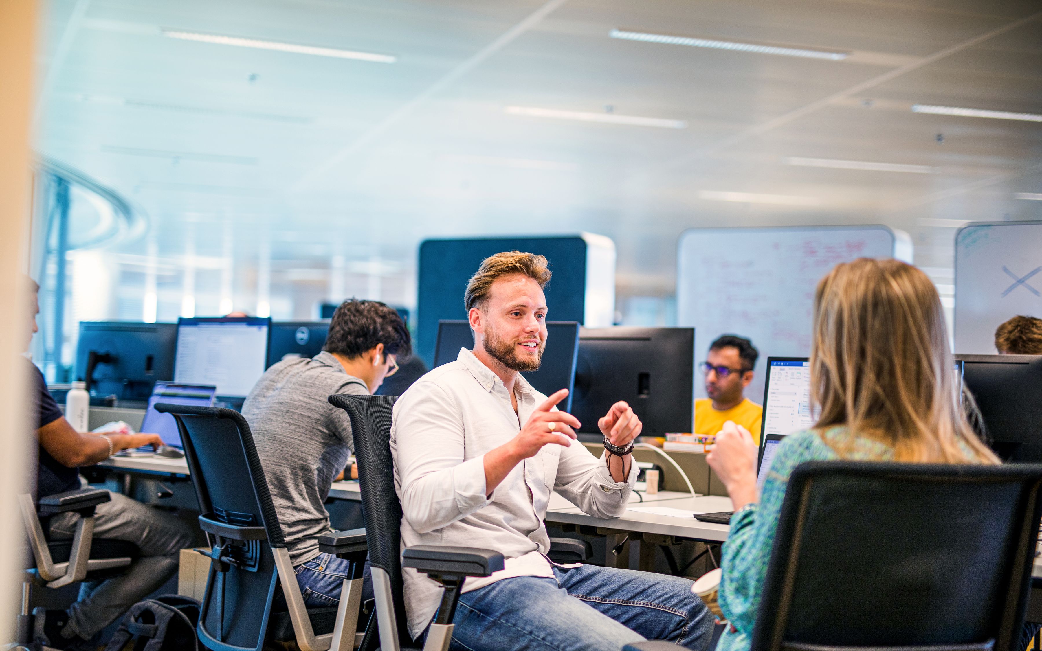 man in gesprek collega