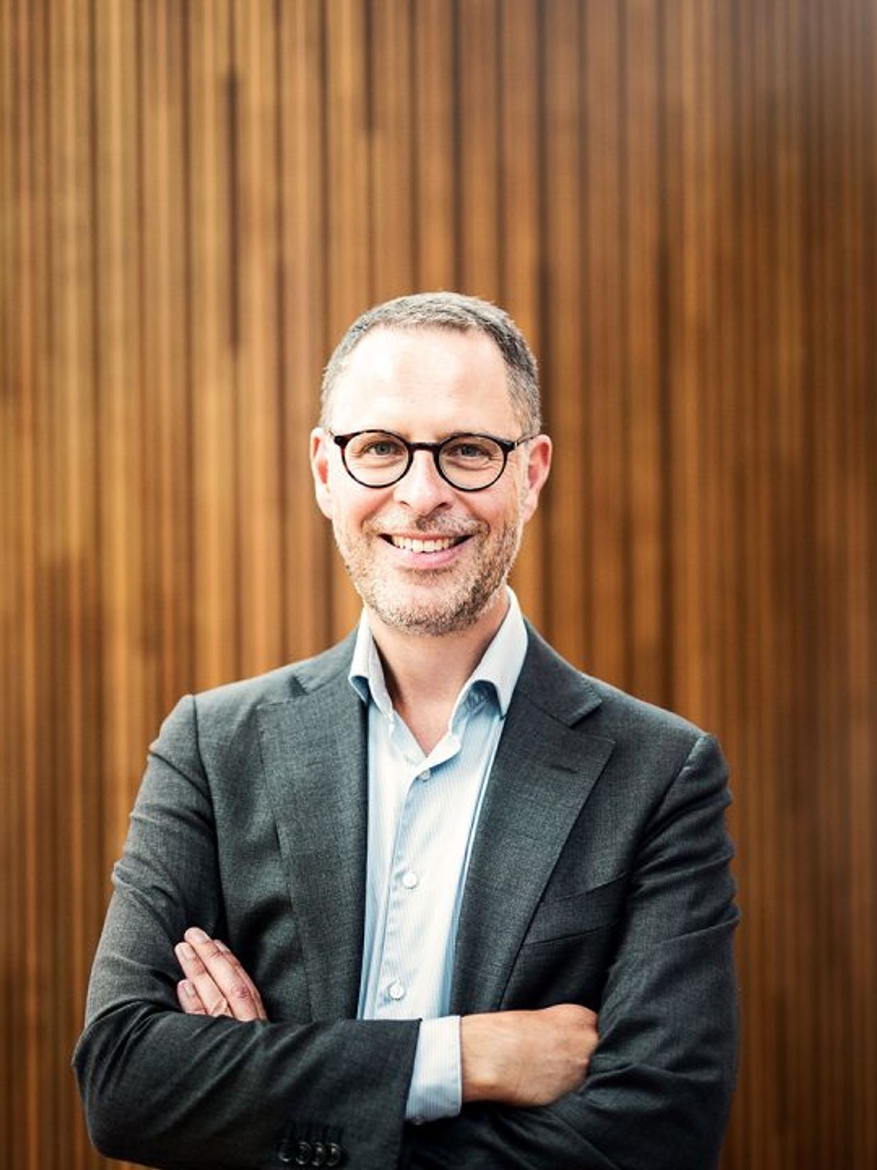 Mannelijke collega lacht in camera