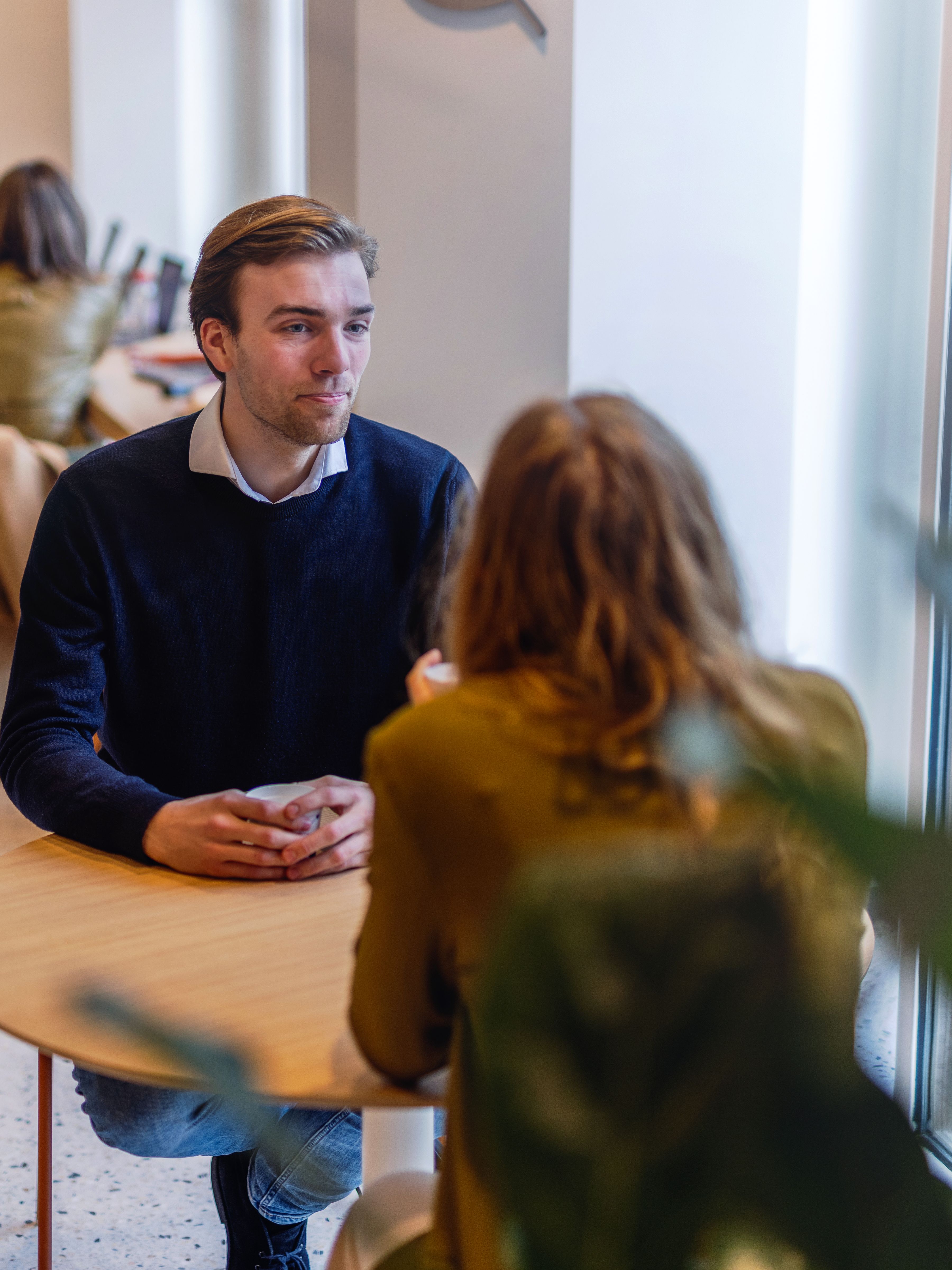 Twee collega's drinken een koffie