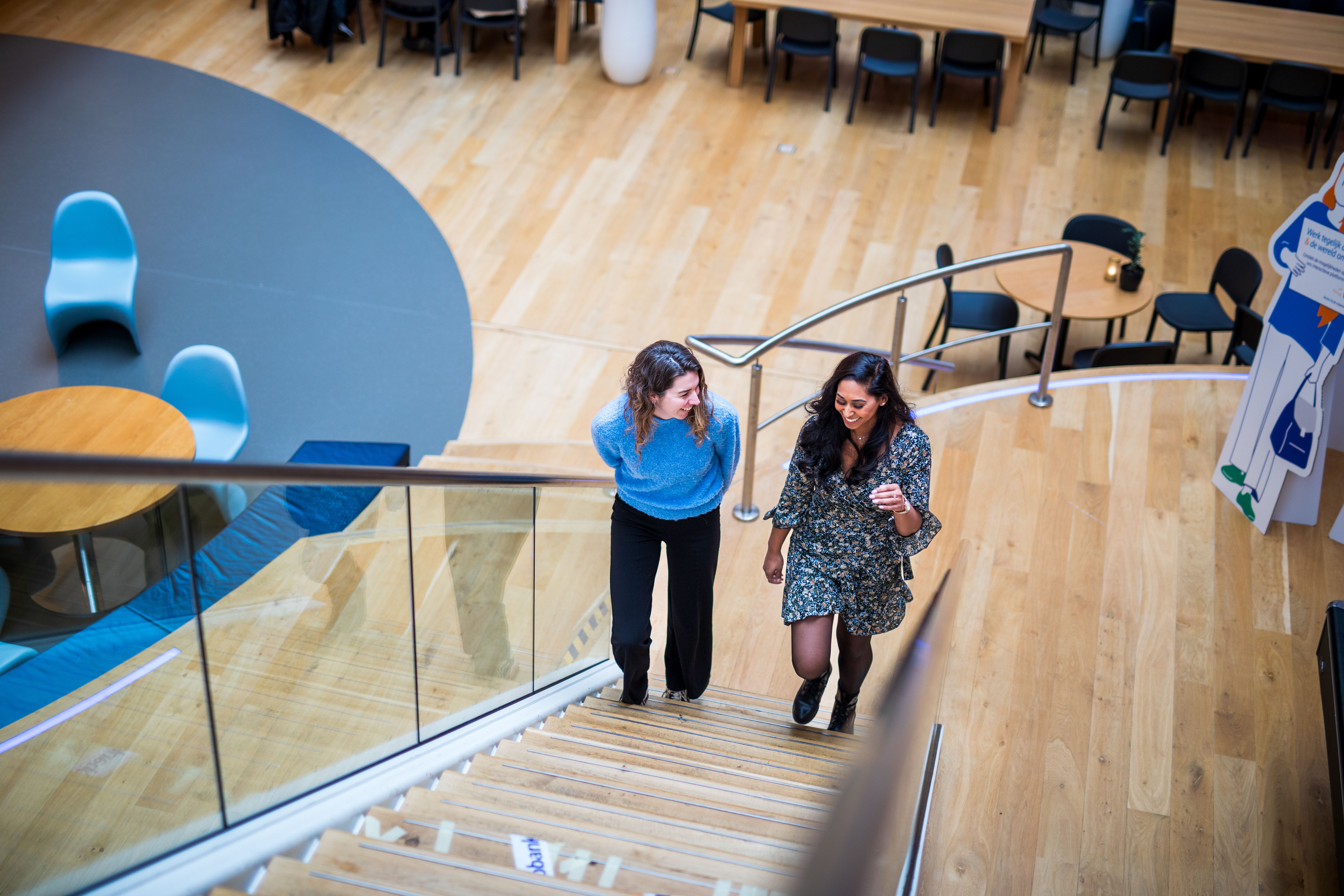 Collega's in gesprek op kantoor