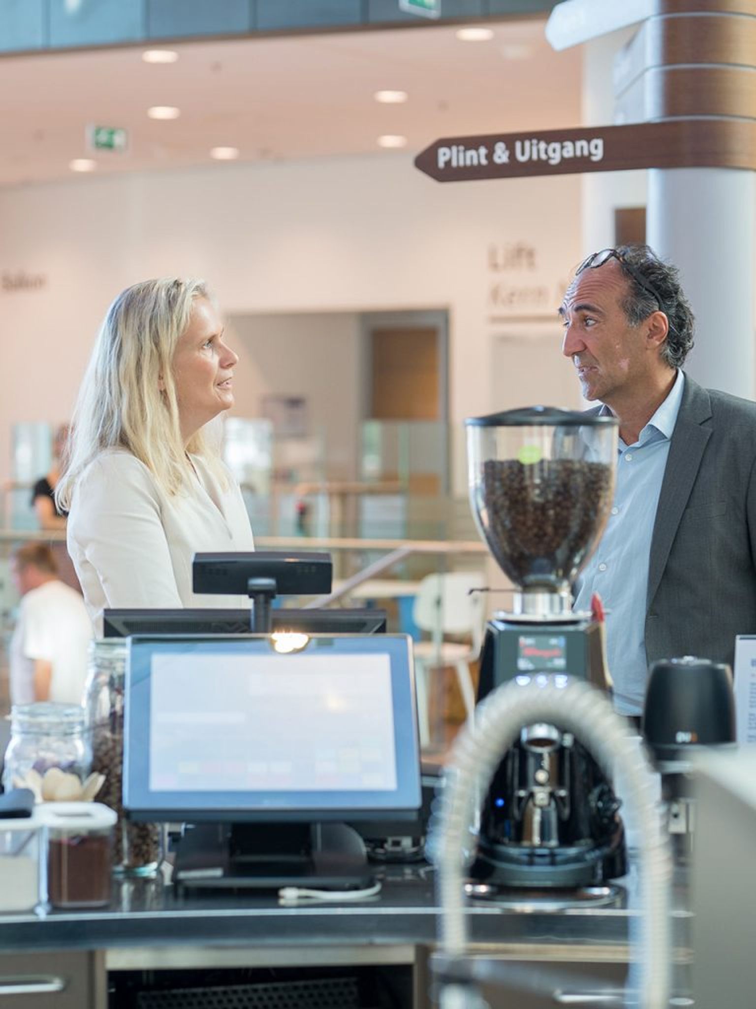Kirsten Duidam en Ramses Moumen bij koffiecorner