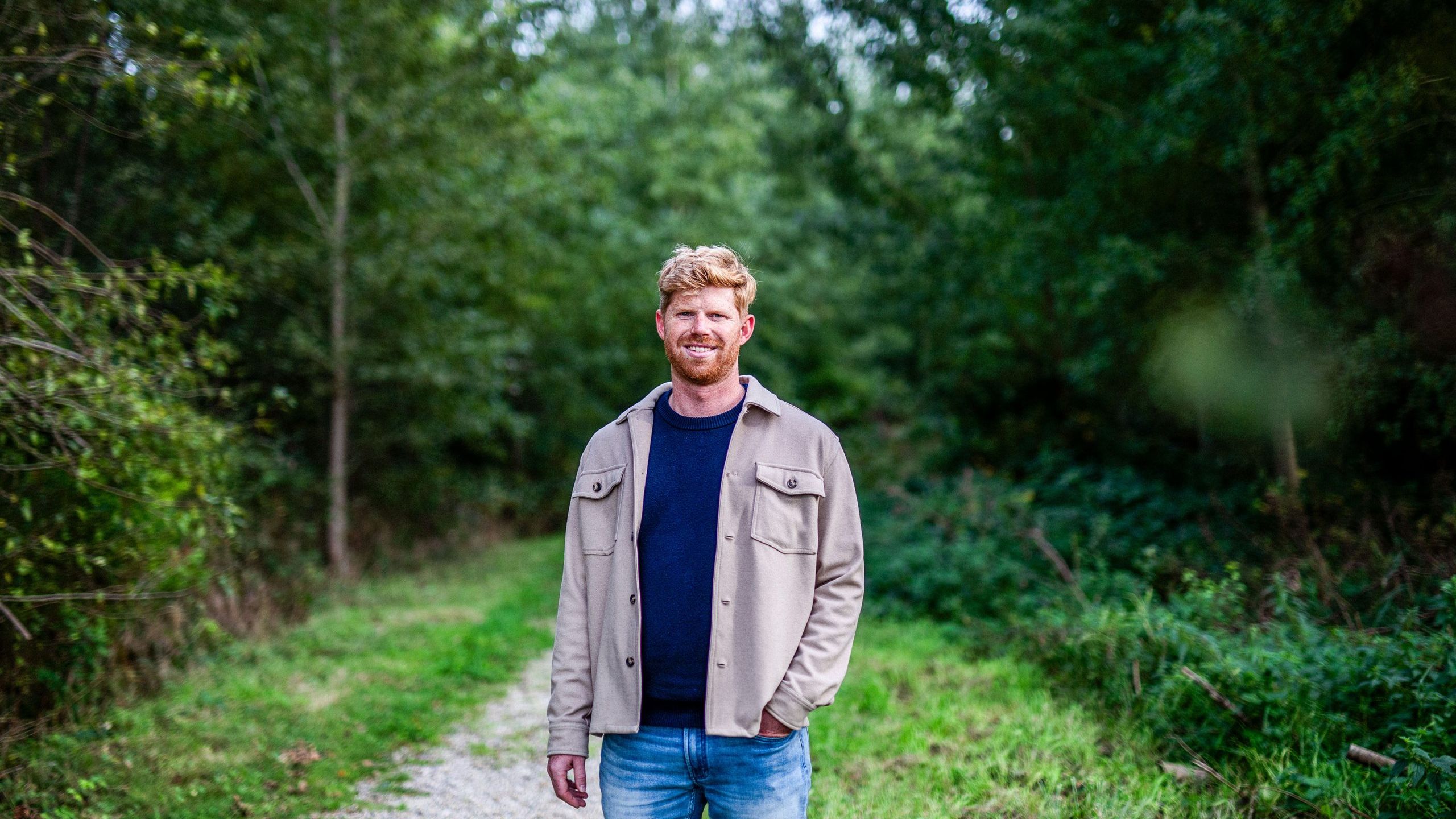 Maarten Rijnberg, Marketing Lead bij Acorn, op een bospad.