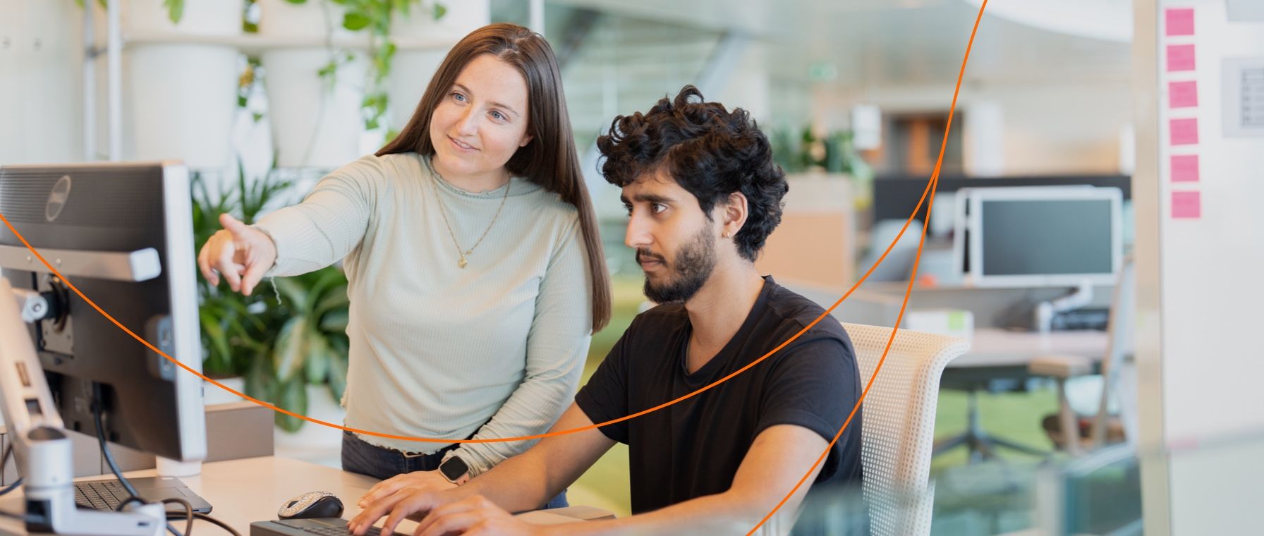 2 collega's achter computer