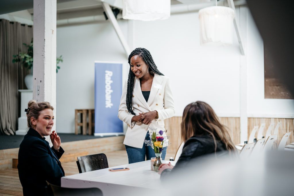 Drie vrouwen in gesprek met diverse culturele achtergronden