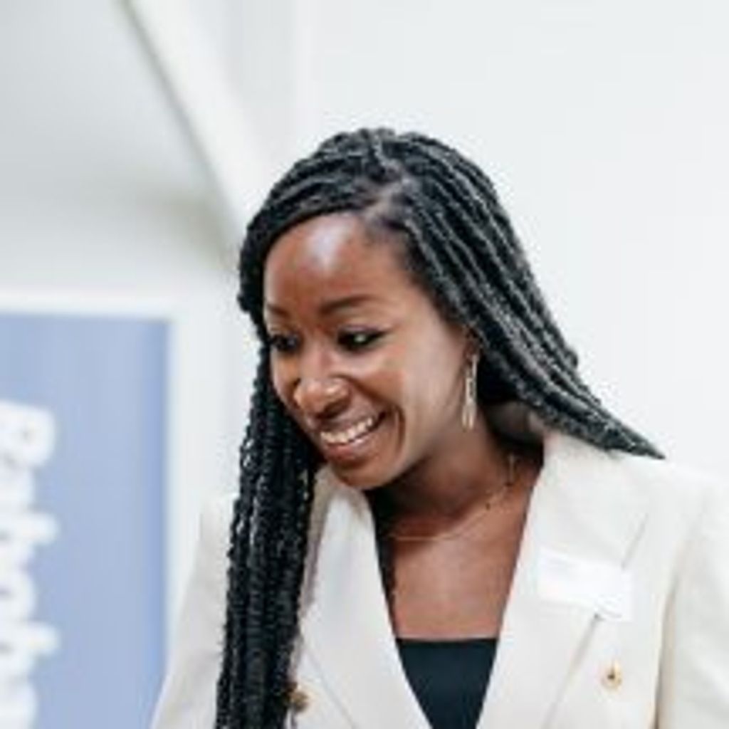 Een gesprek tussen drie vrouwen met diverse culturele achtergronden