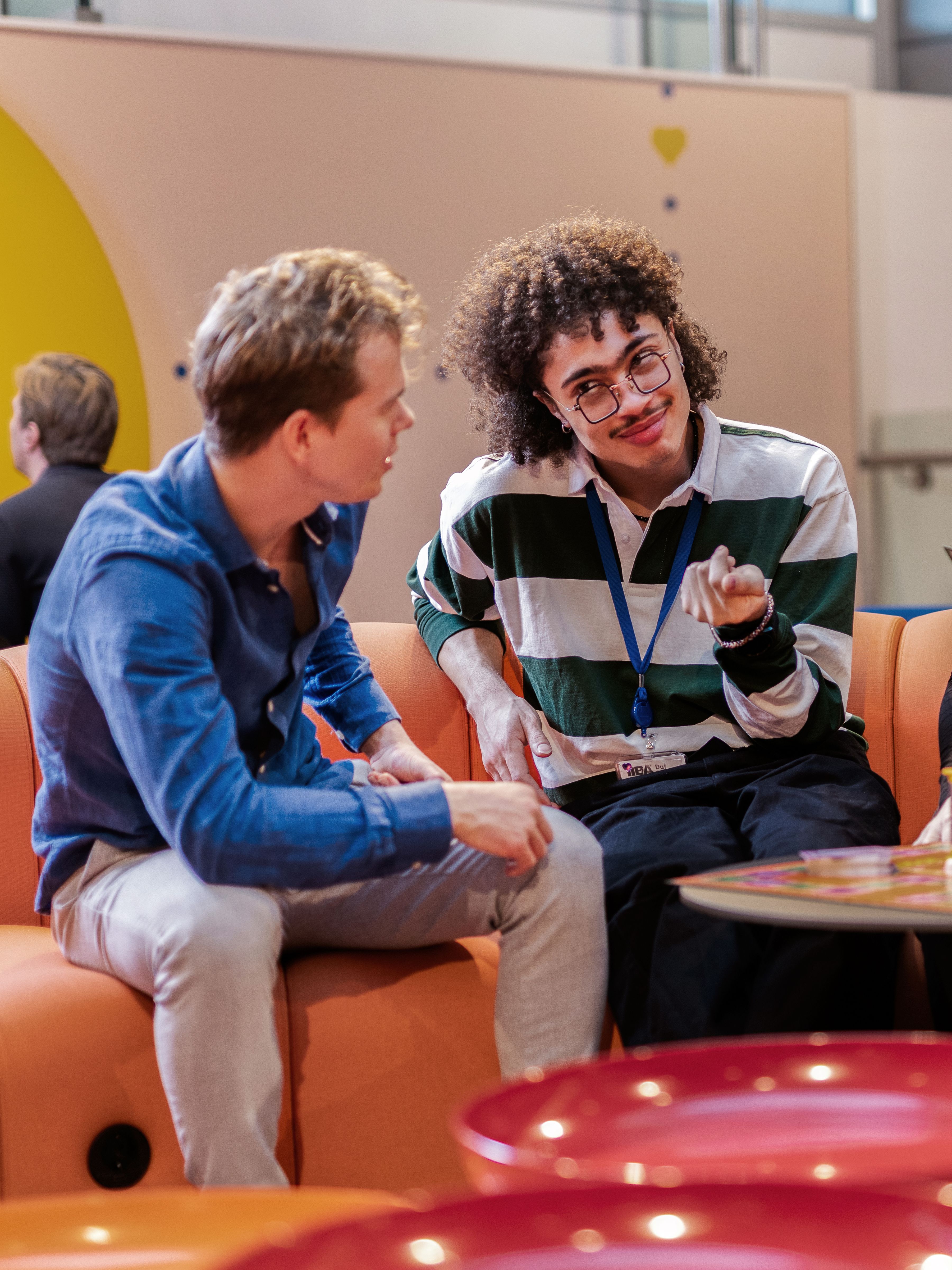 vrouw achter computer