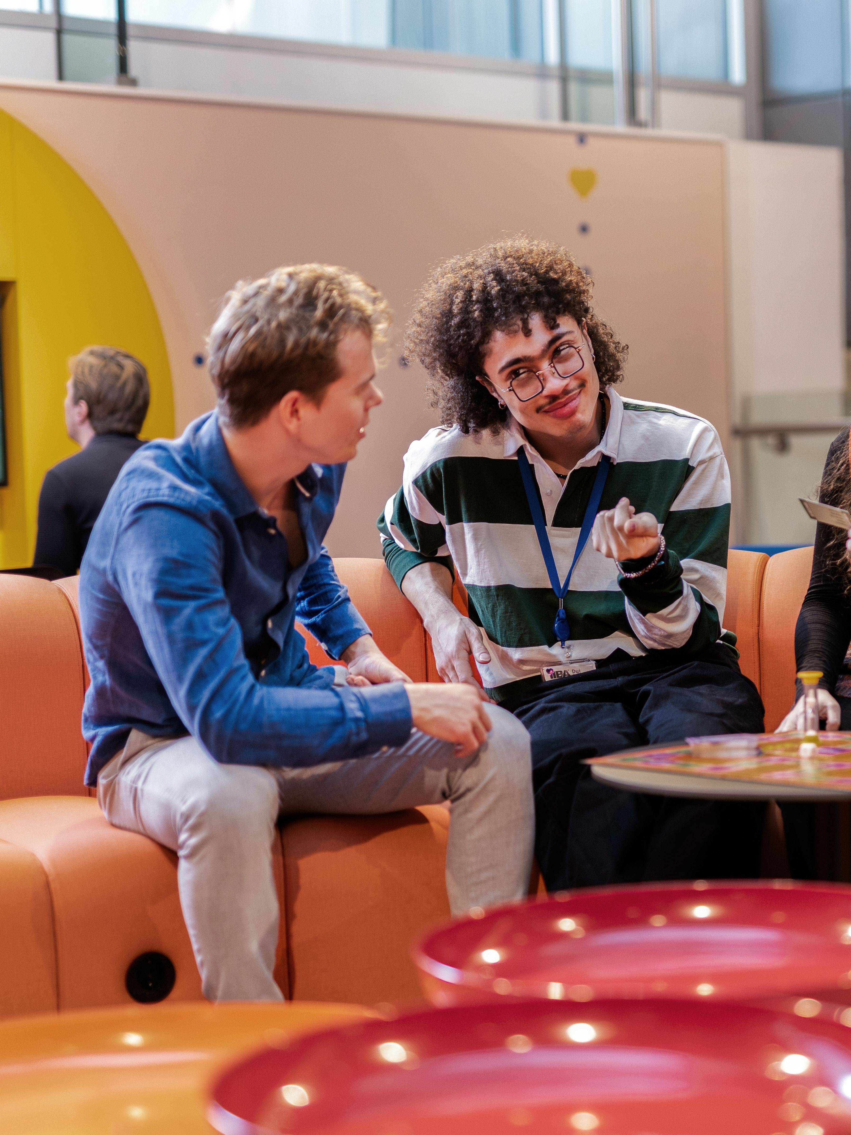 Jonge collega's spelen spel