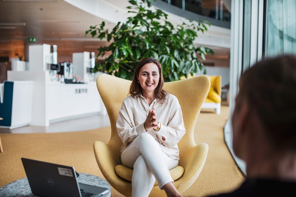 Siham in gesprek met collega