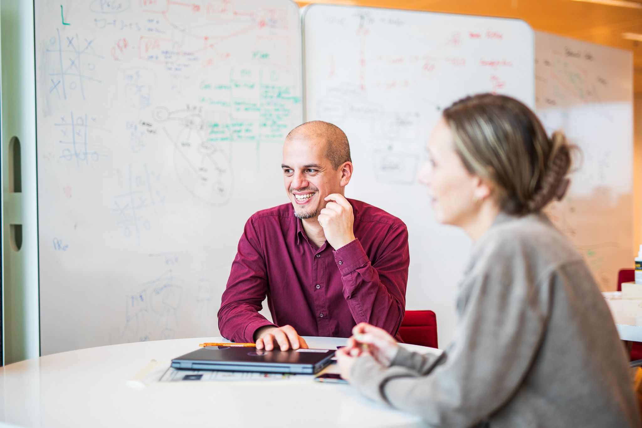 Collega lacht voor whiteboard