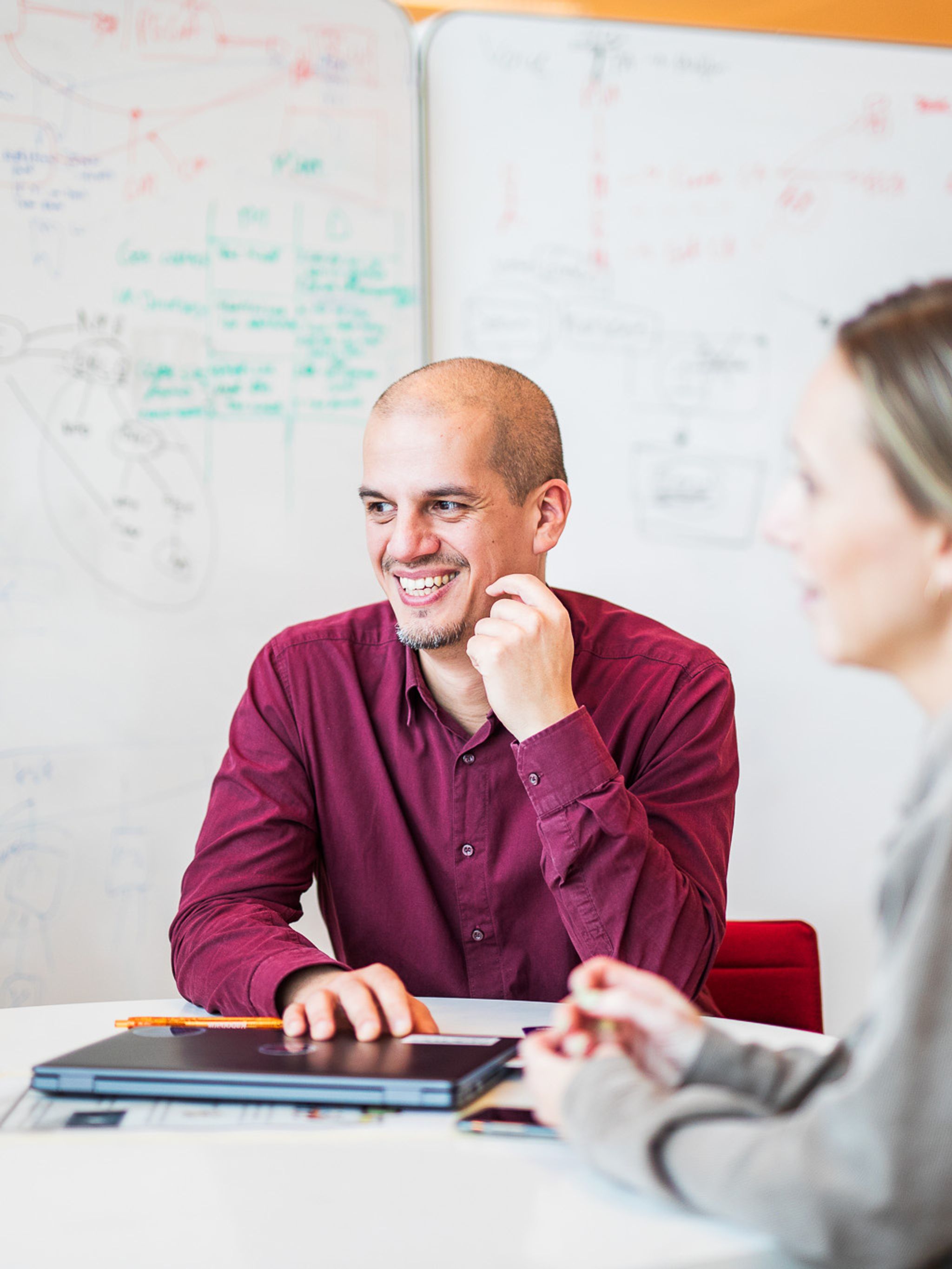 Collega lacht voor whiteboard