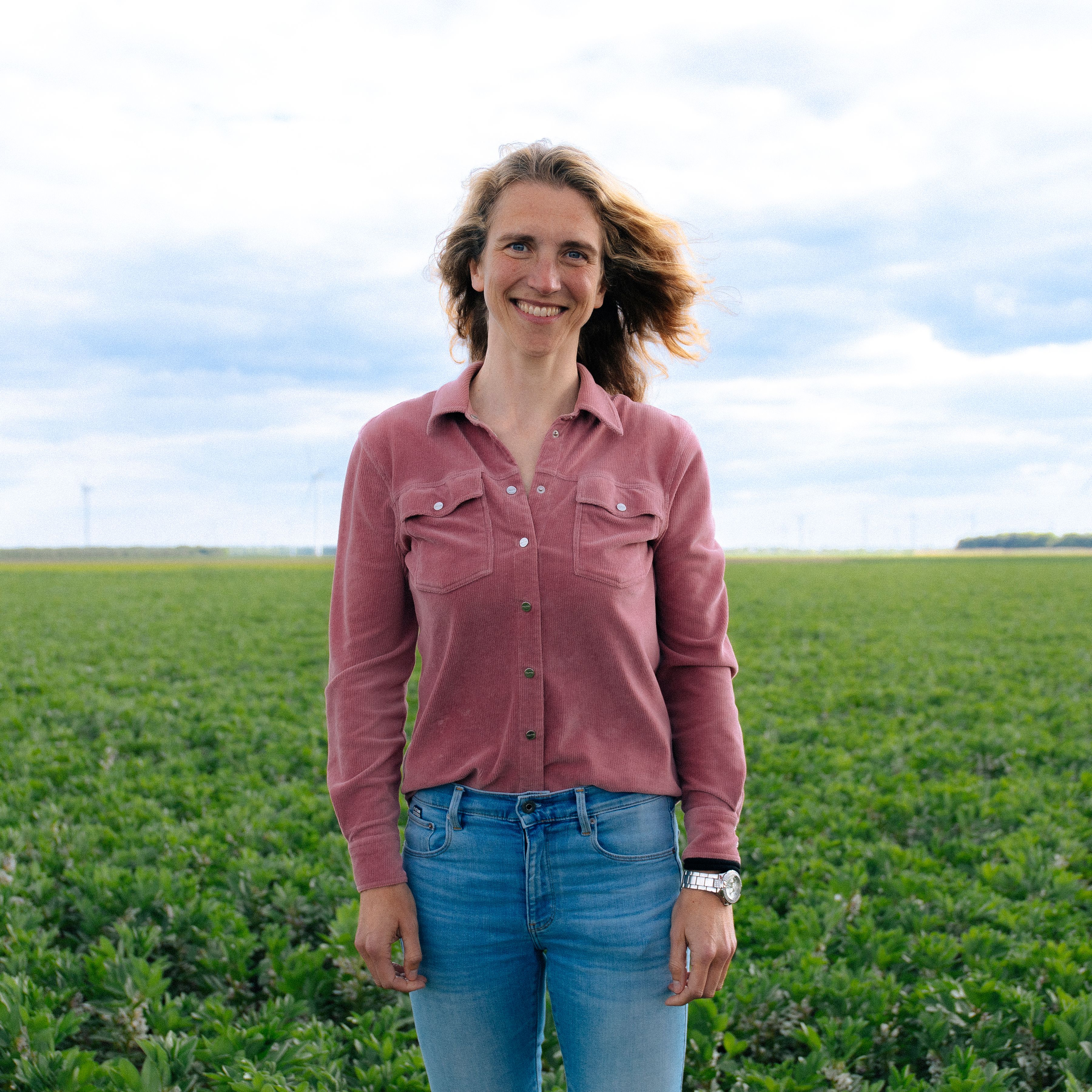 Mirjam staat in groend open veld