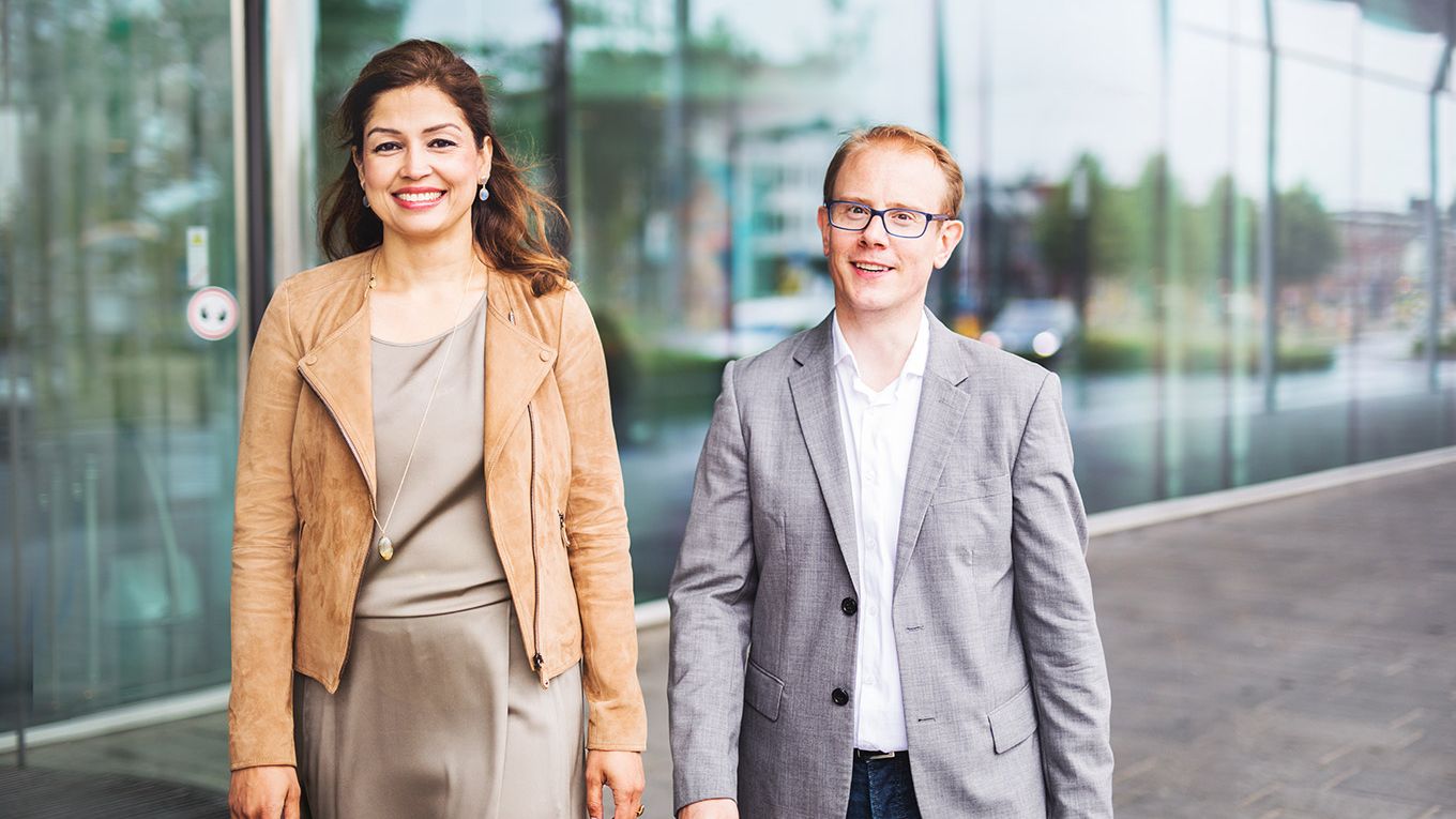 Colleagues are walking in front of Rabobank head office