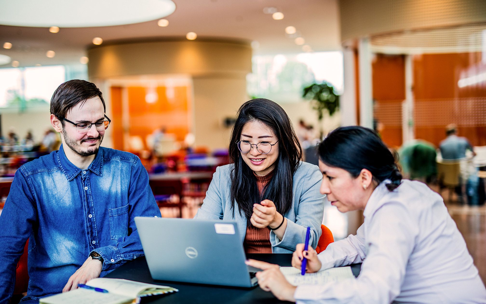 Vrouw in gesprek met collega's