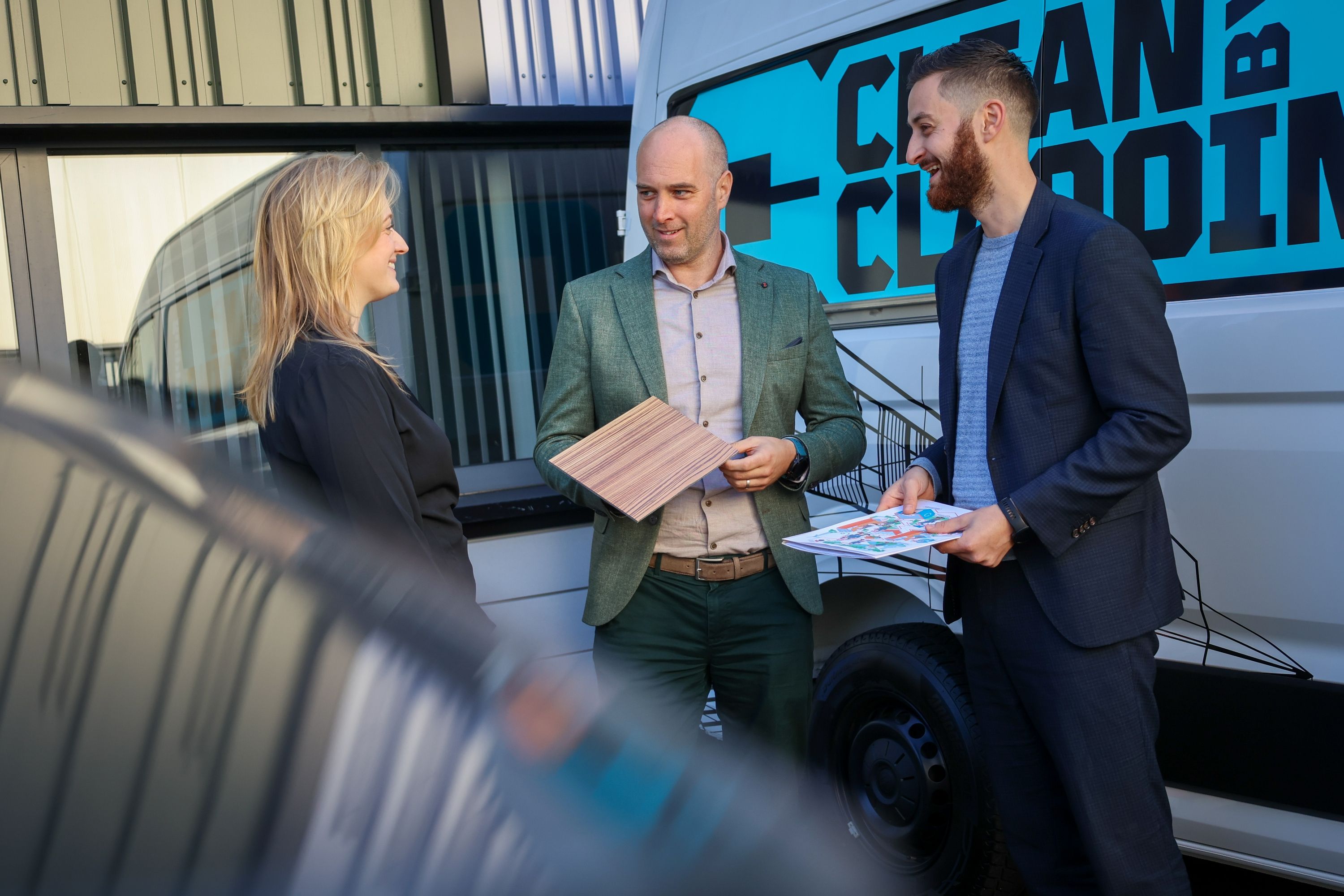 Collega in gesprek met de klant
