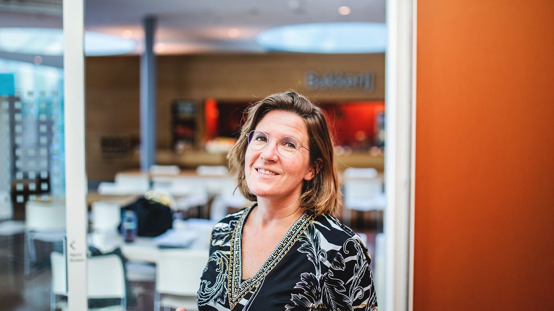 Marleen poseert in deuropening