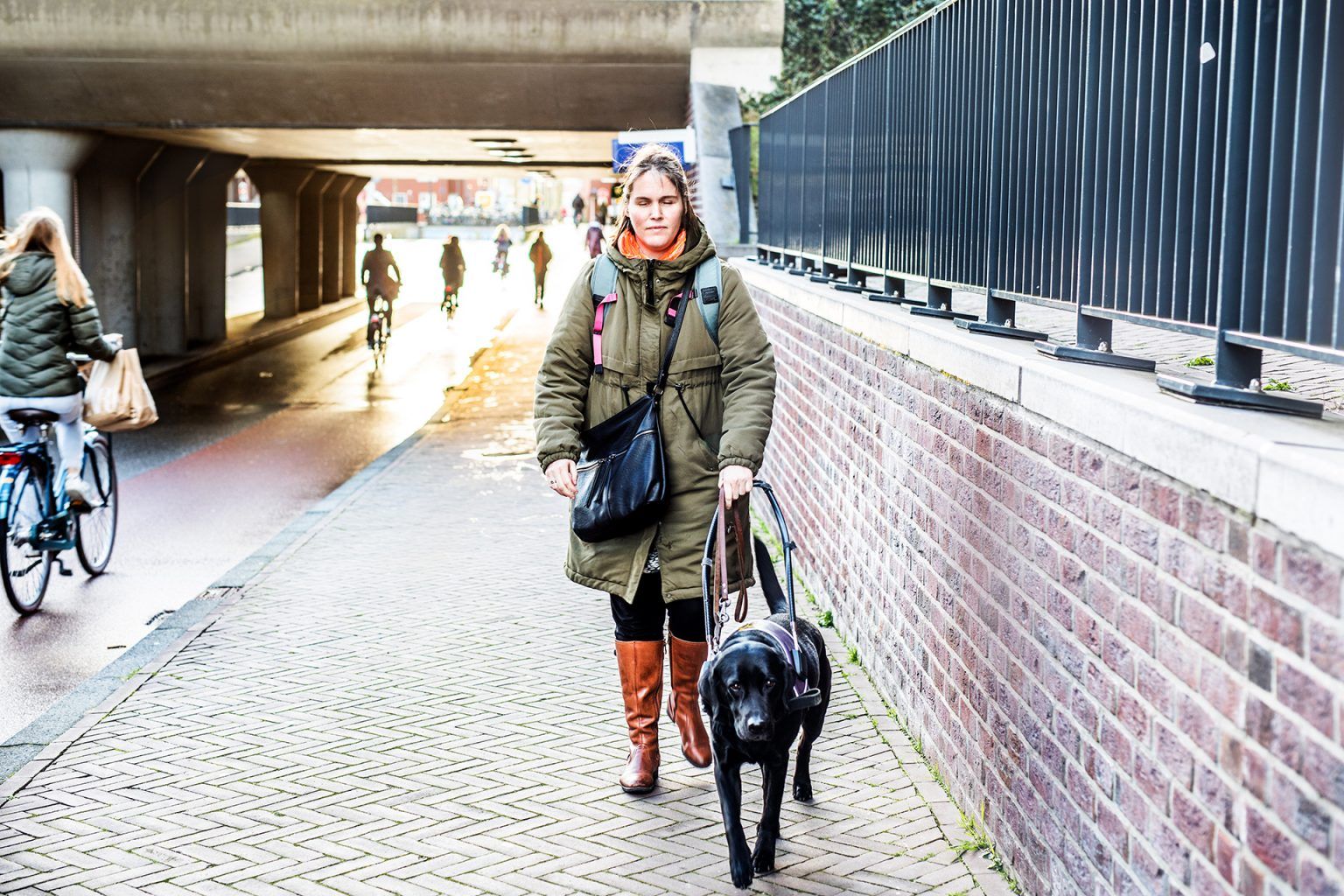 Roxana van Mourik onderweg met hond
