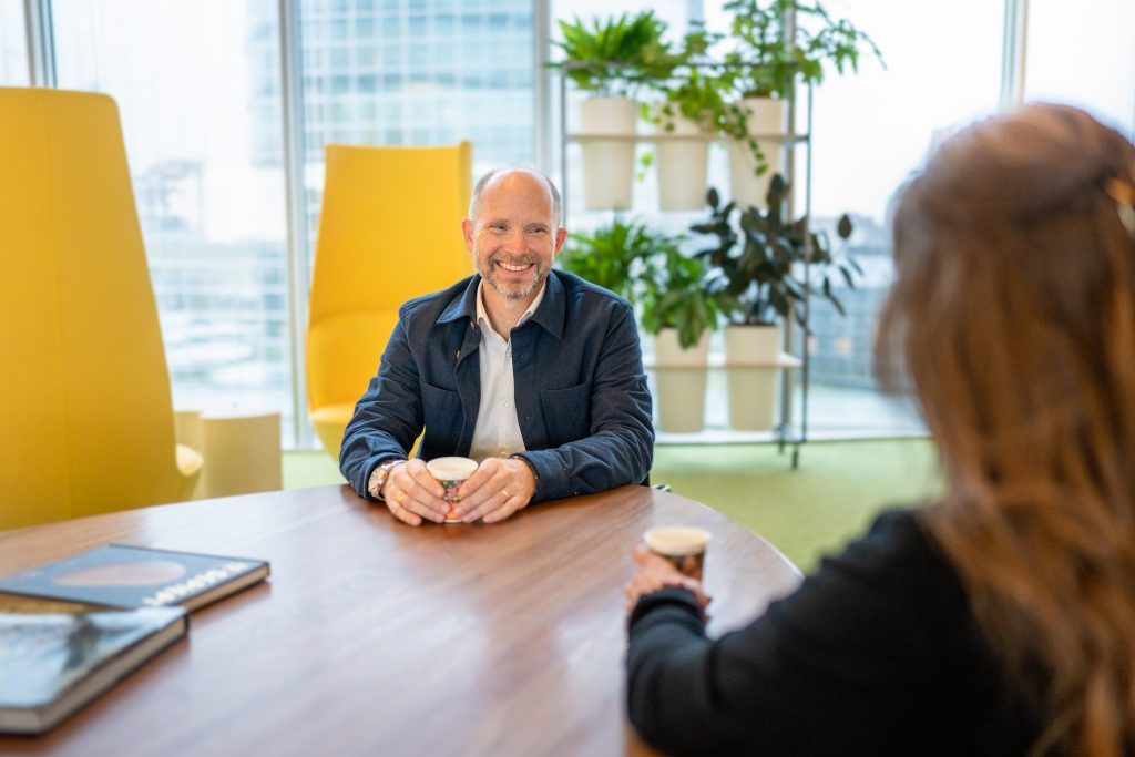 Luke Disney in gesprek met collega