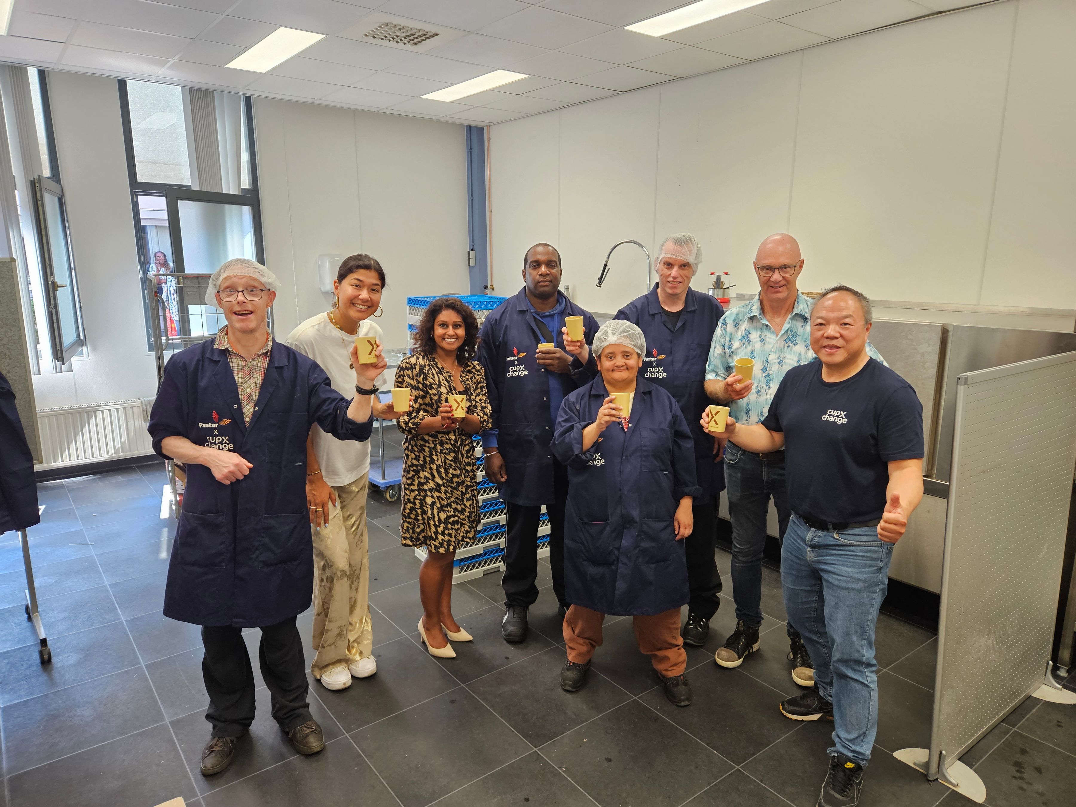 Ritu samen met medewerkers van Cup X Change