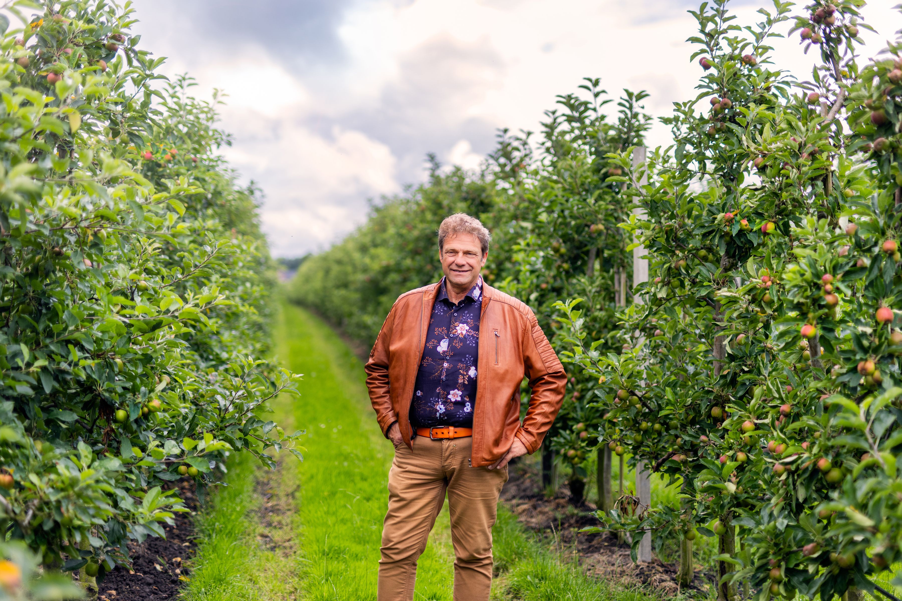 Collega Alex tussen de fruitbomen