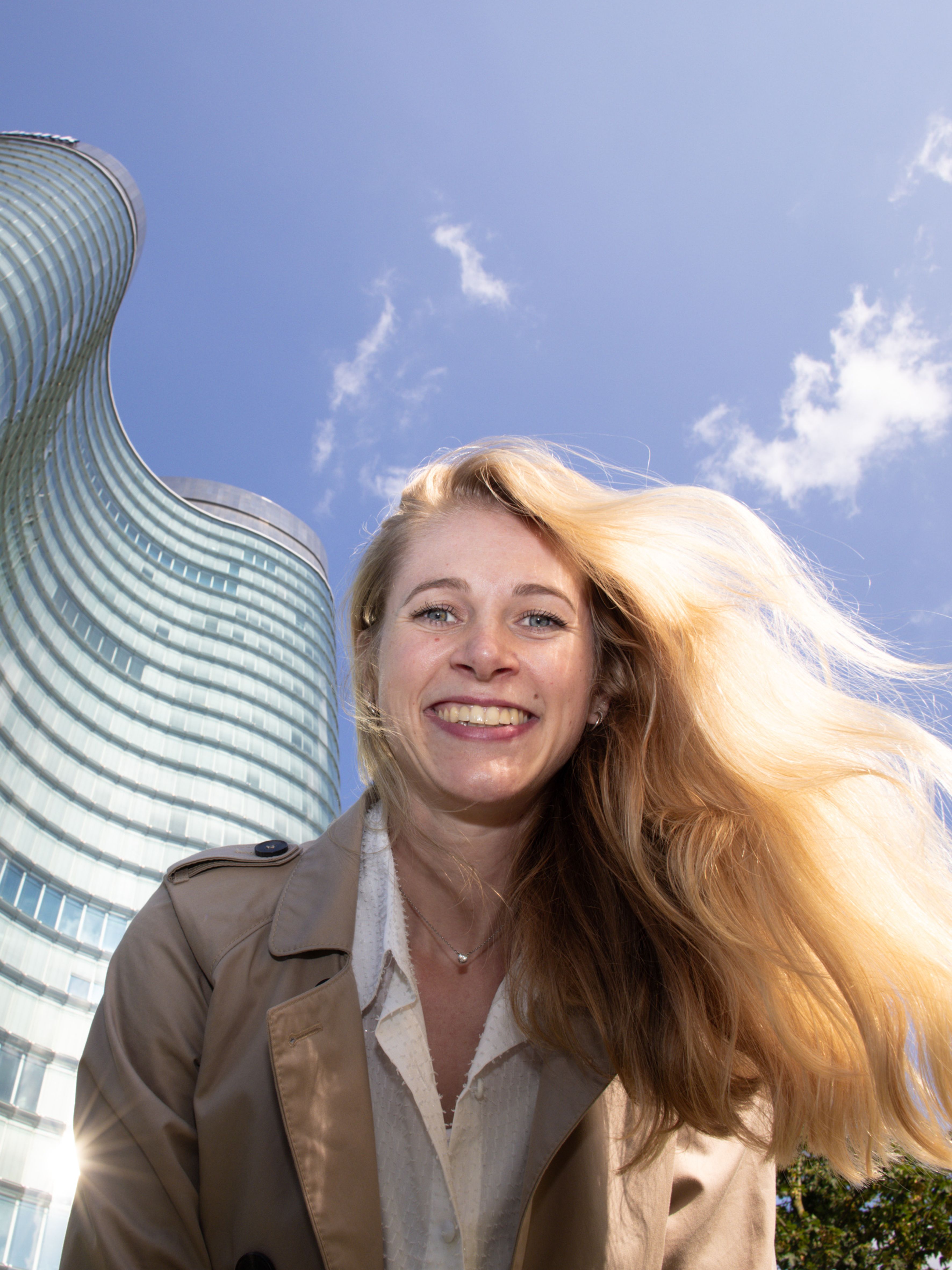 Jonge collega voor het Rabobank kantoor