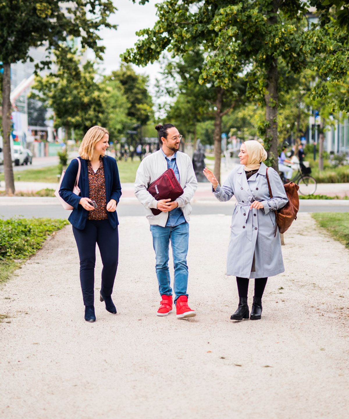 Collega's wandelen buiten