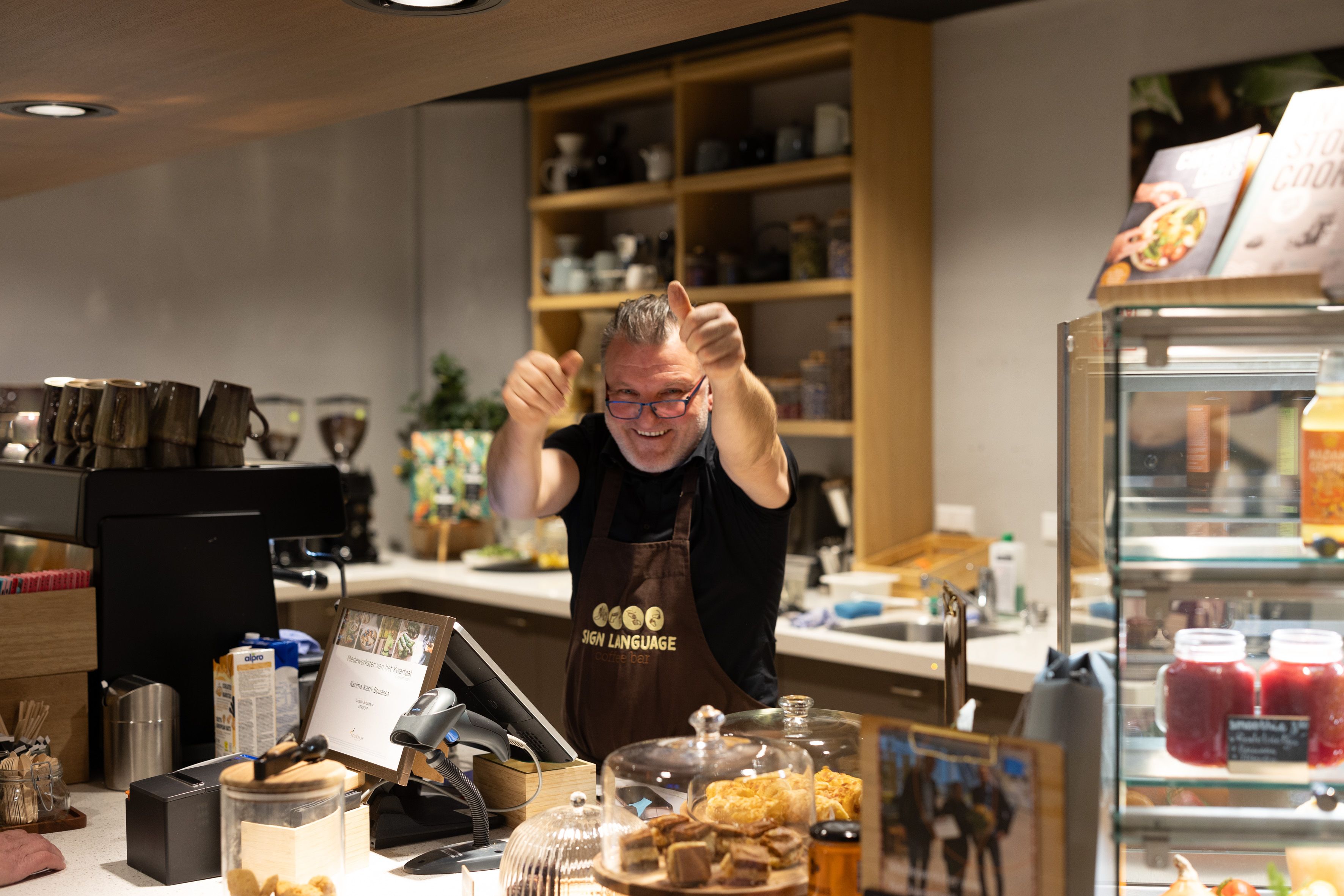 Groep mensen bij elkaar voor een presentatie