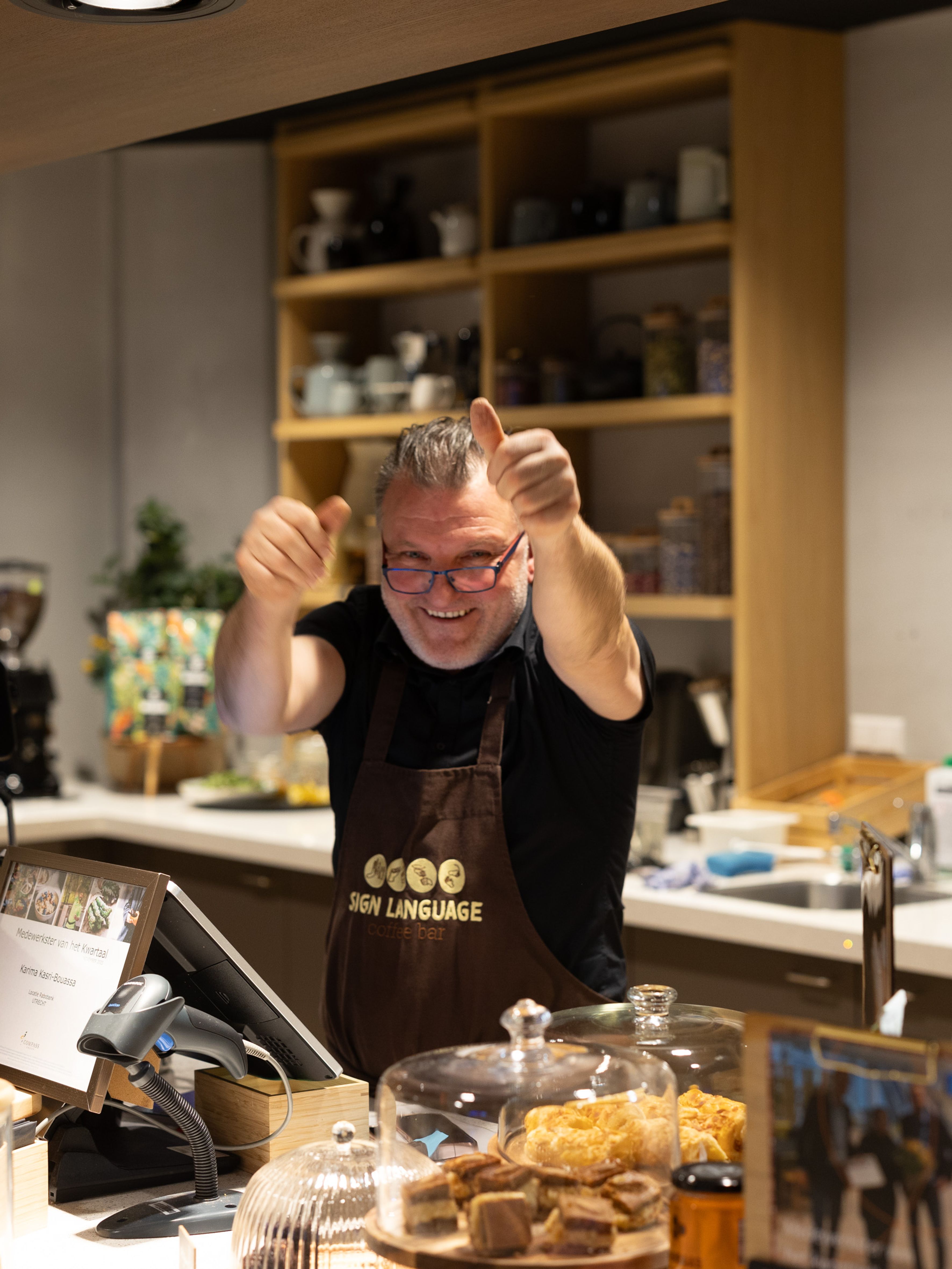 Groep mensen bij elkaar voor een presentatie