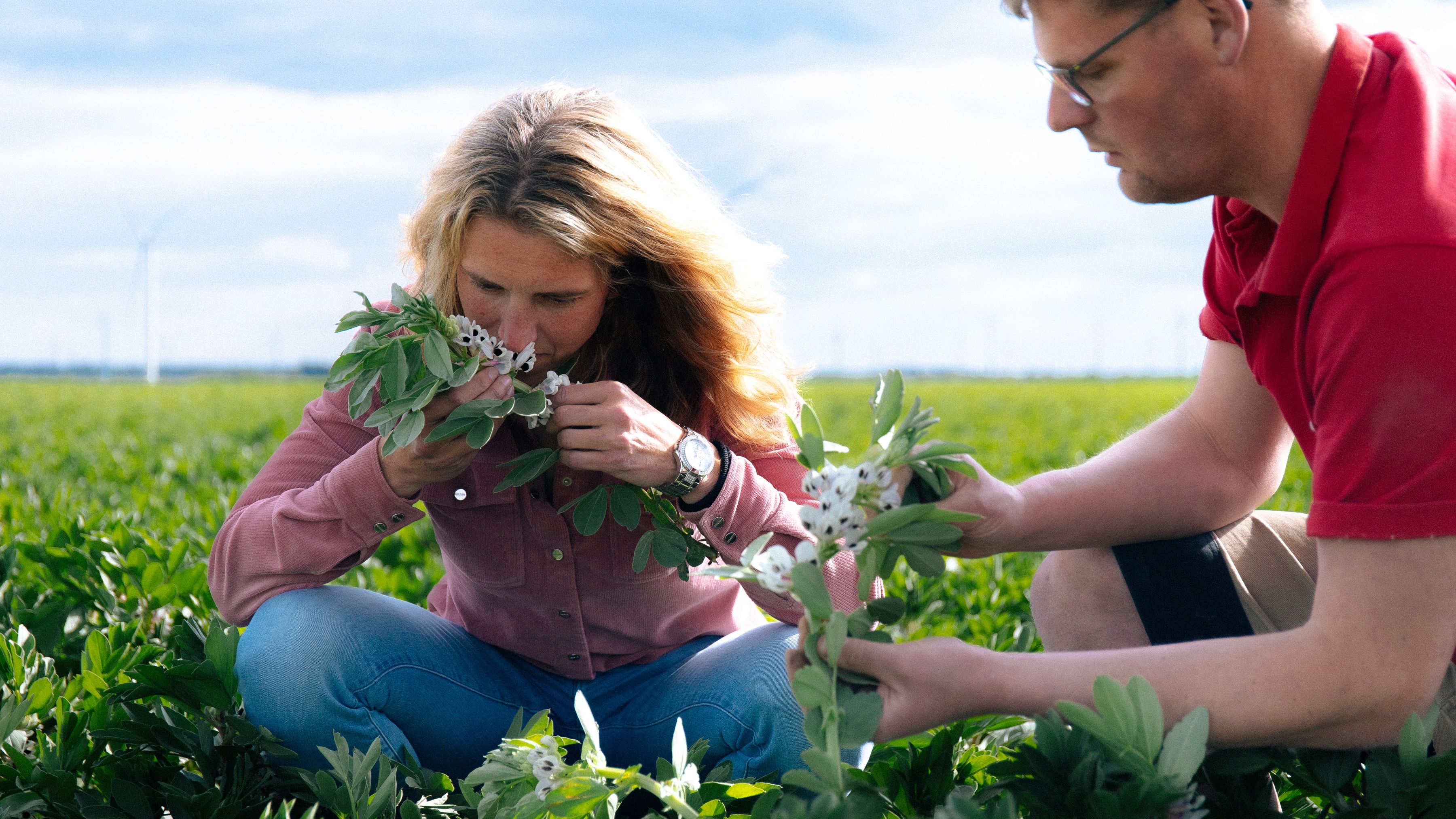 Mirjam en boer in veld van gewassen groenten