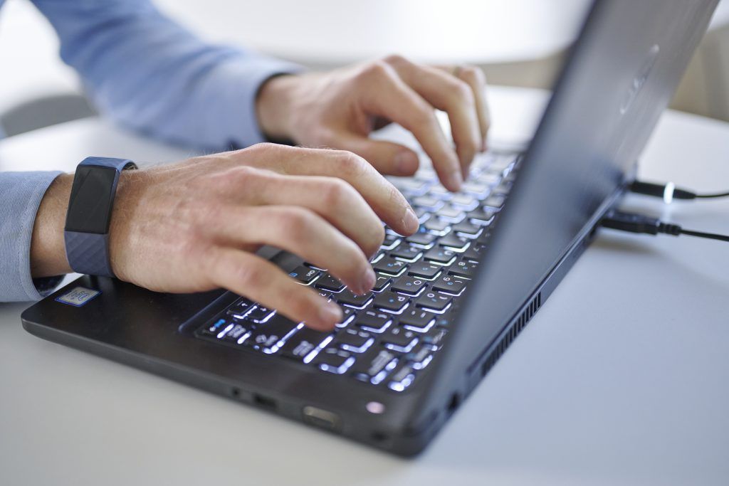 Martin aan het werk achter laptop