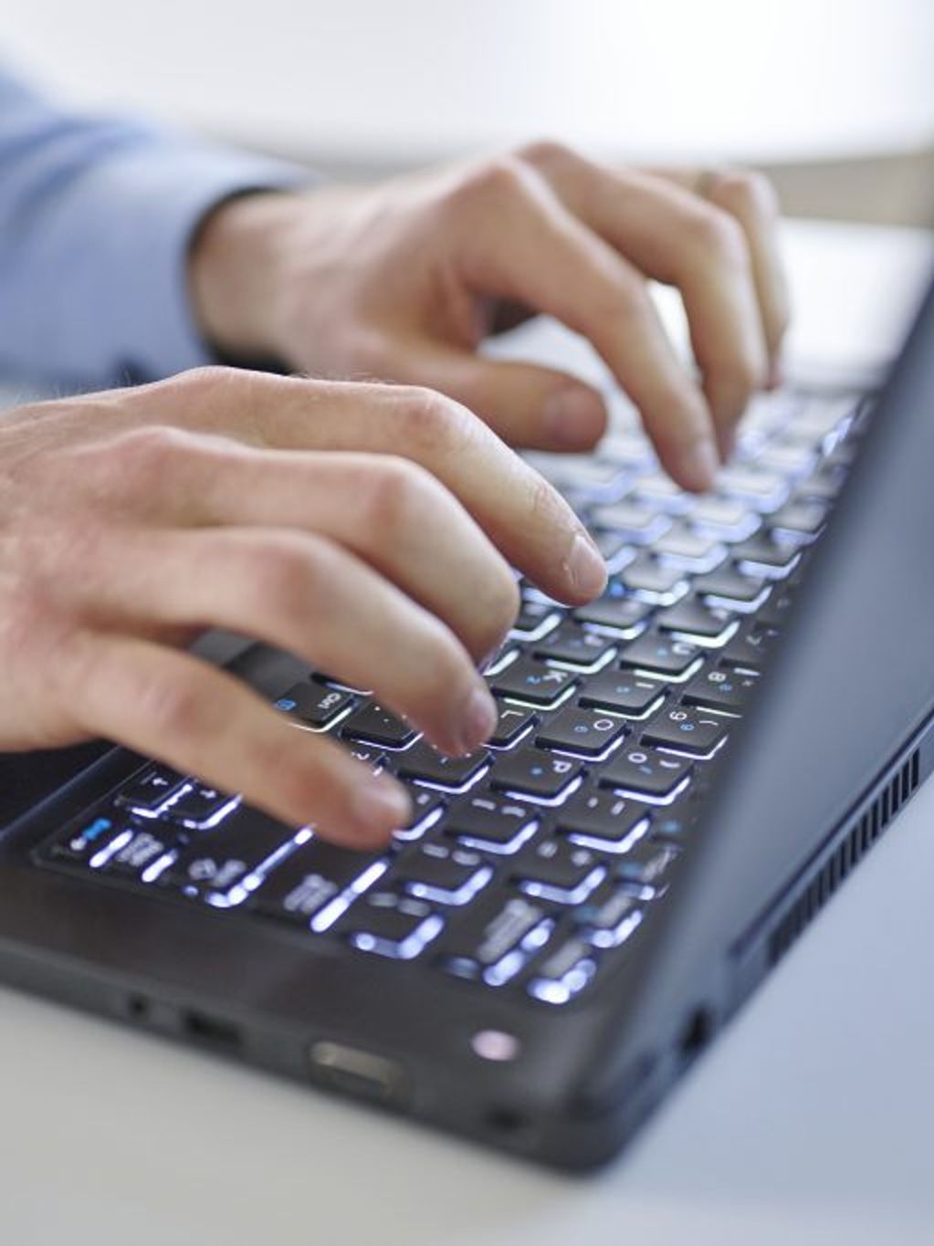 vingers boven een toetsenbord