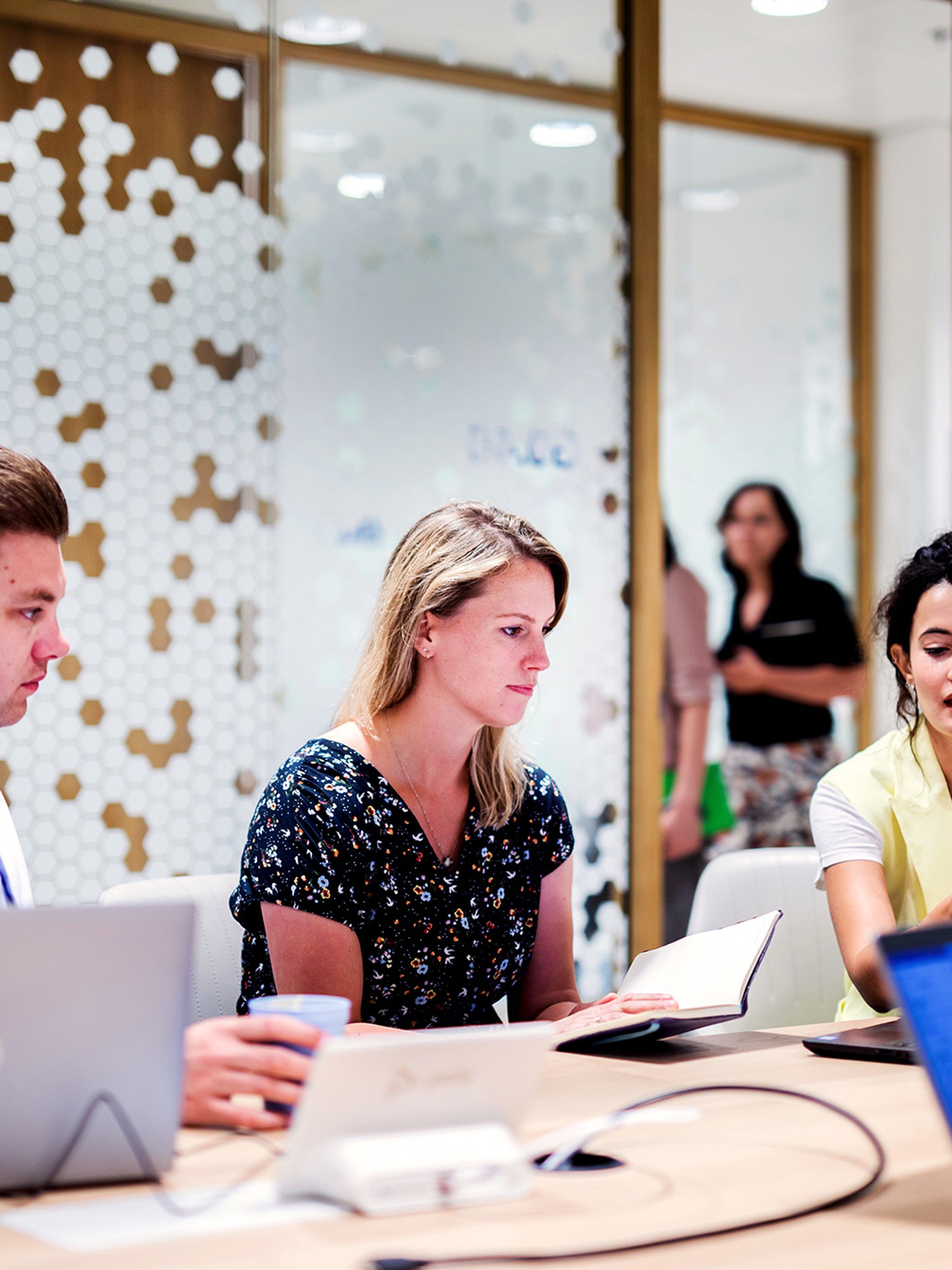Vrouw aan het werk met collega in meetingroom