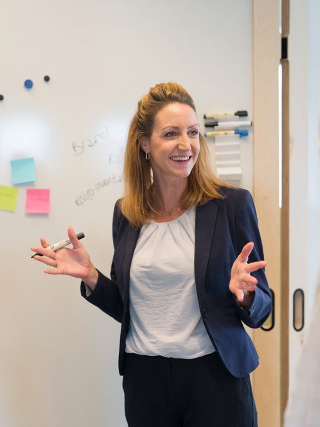 vrouw brainstormt voor een whiteboard