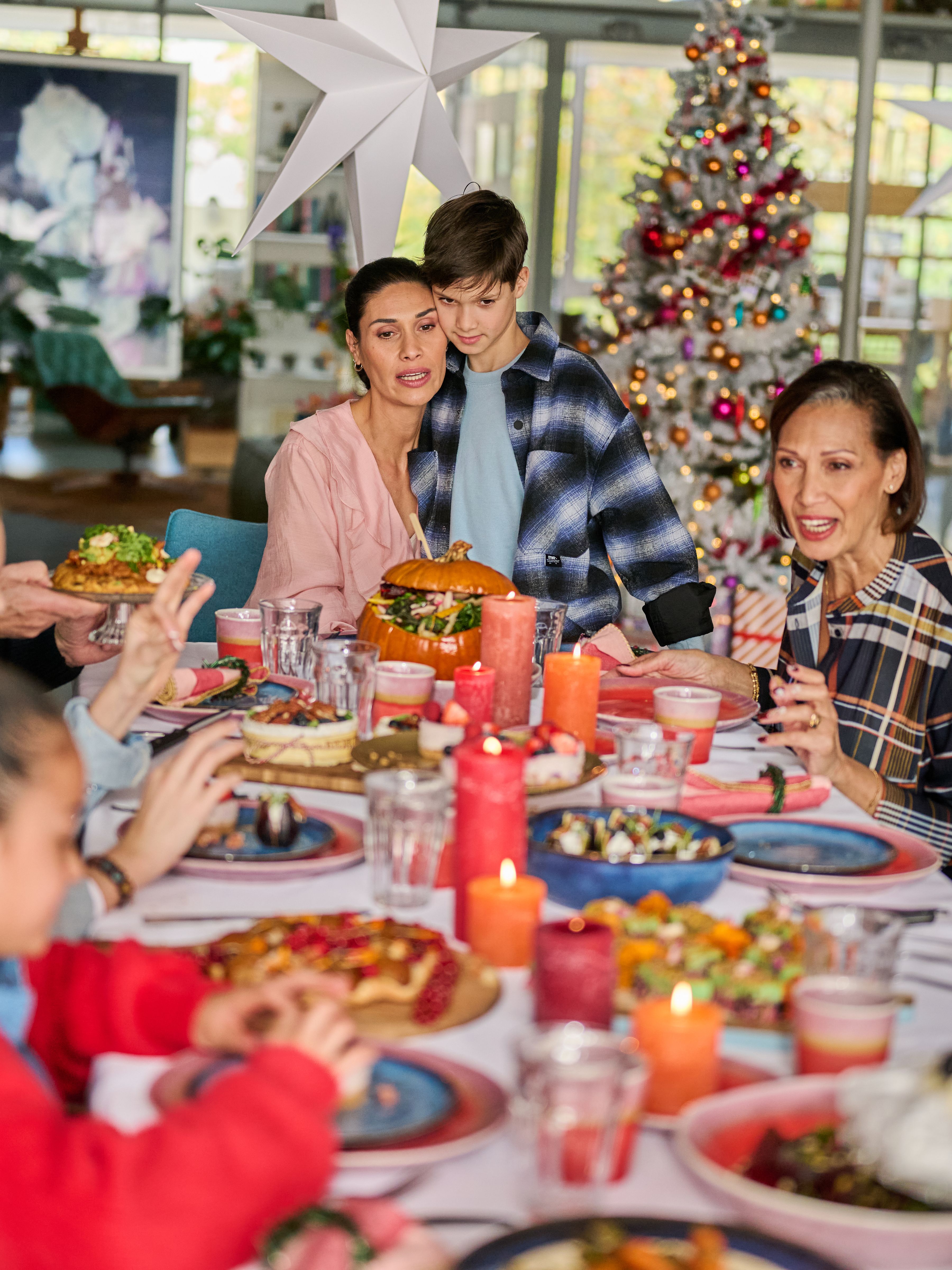 Familie rondom de Kersttafel