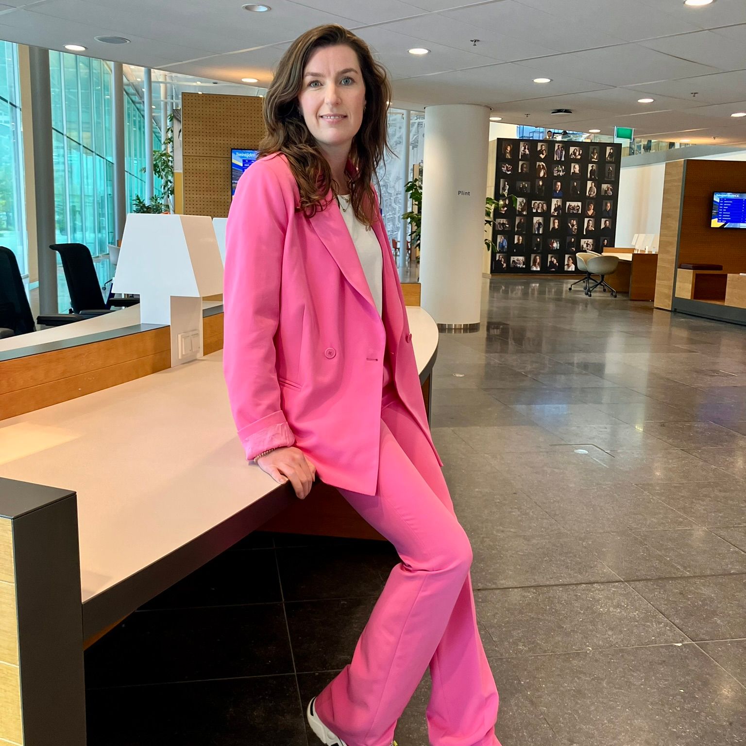 collega in roze pak