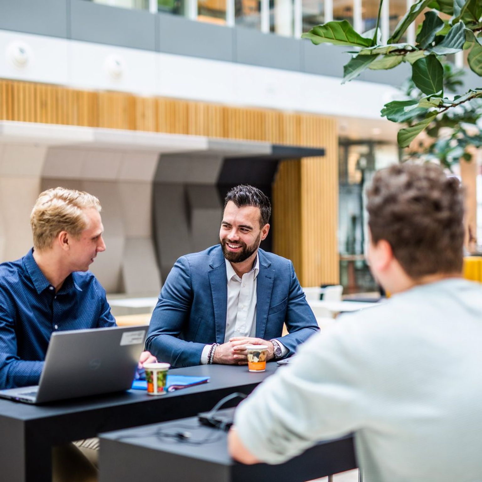 Vier mannen leren en praten met elkaar