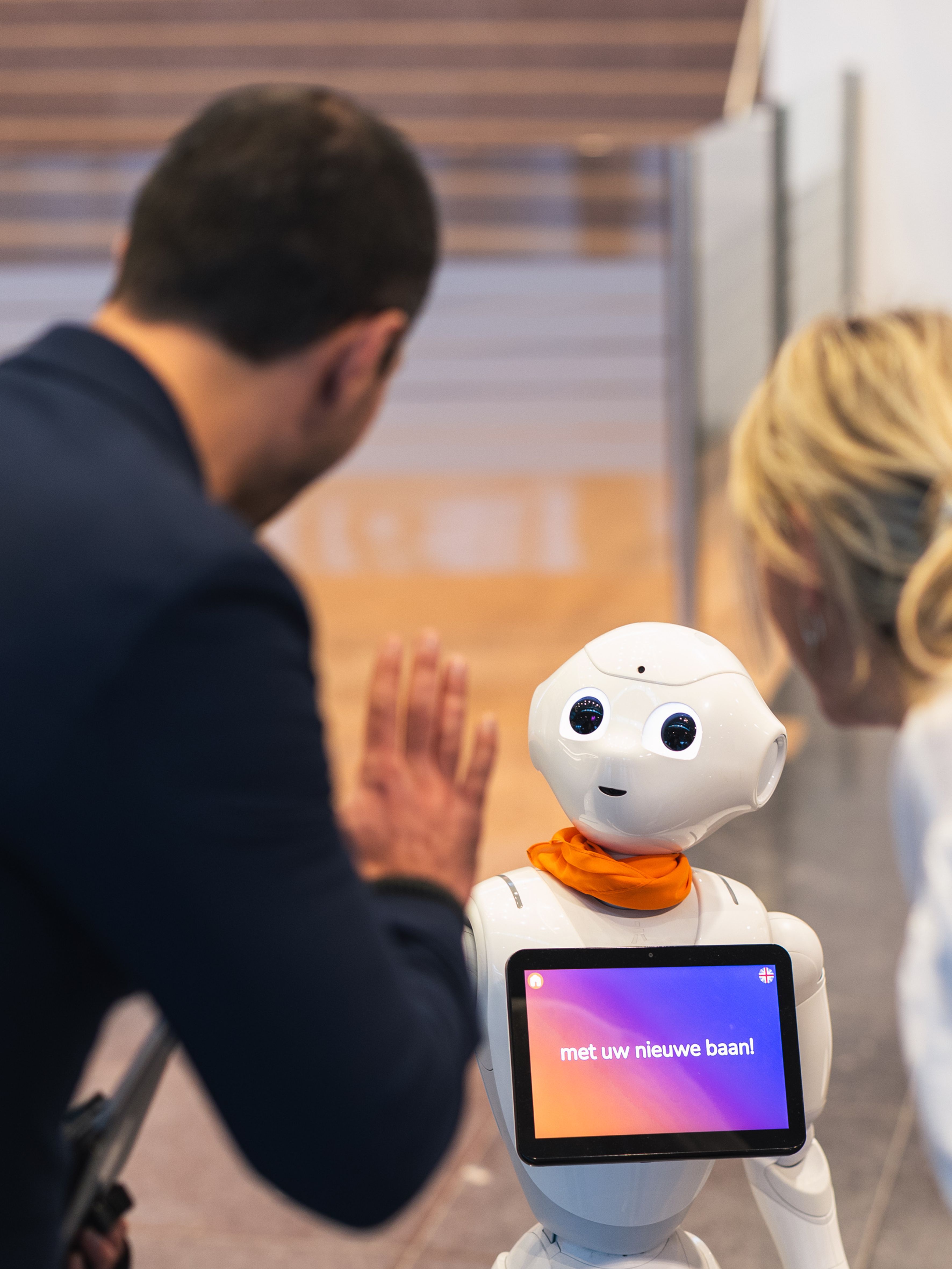 Een Robot helpt bezoekers in het kantoor