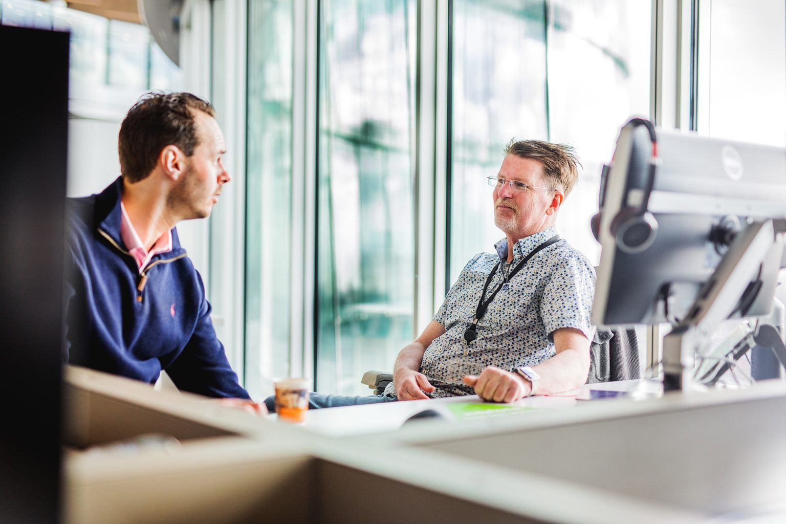 twee collega's in gesprek met elkaar