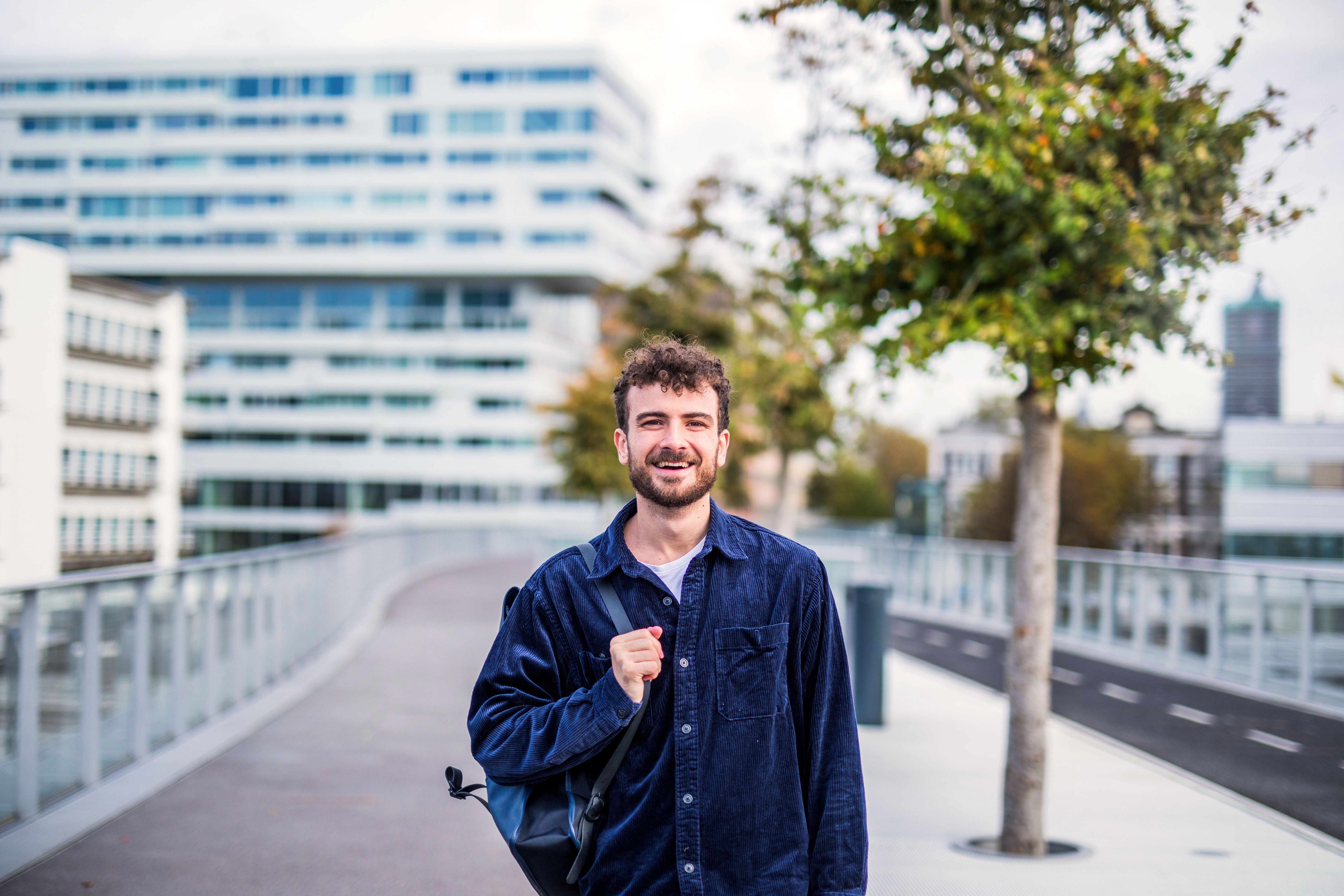 man lachend voor kantoor