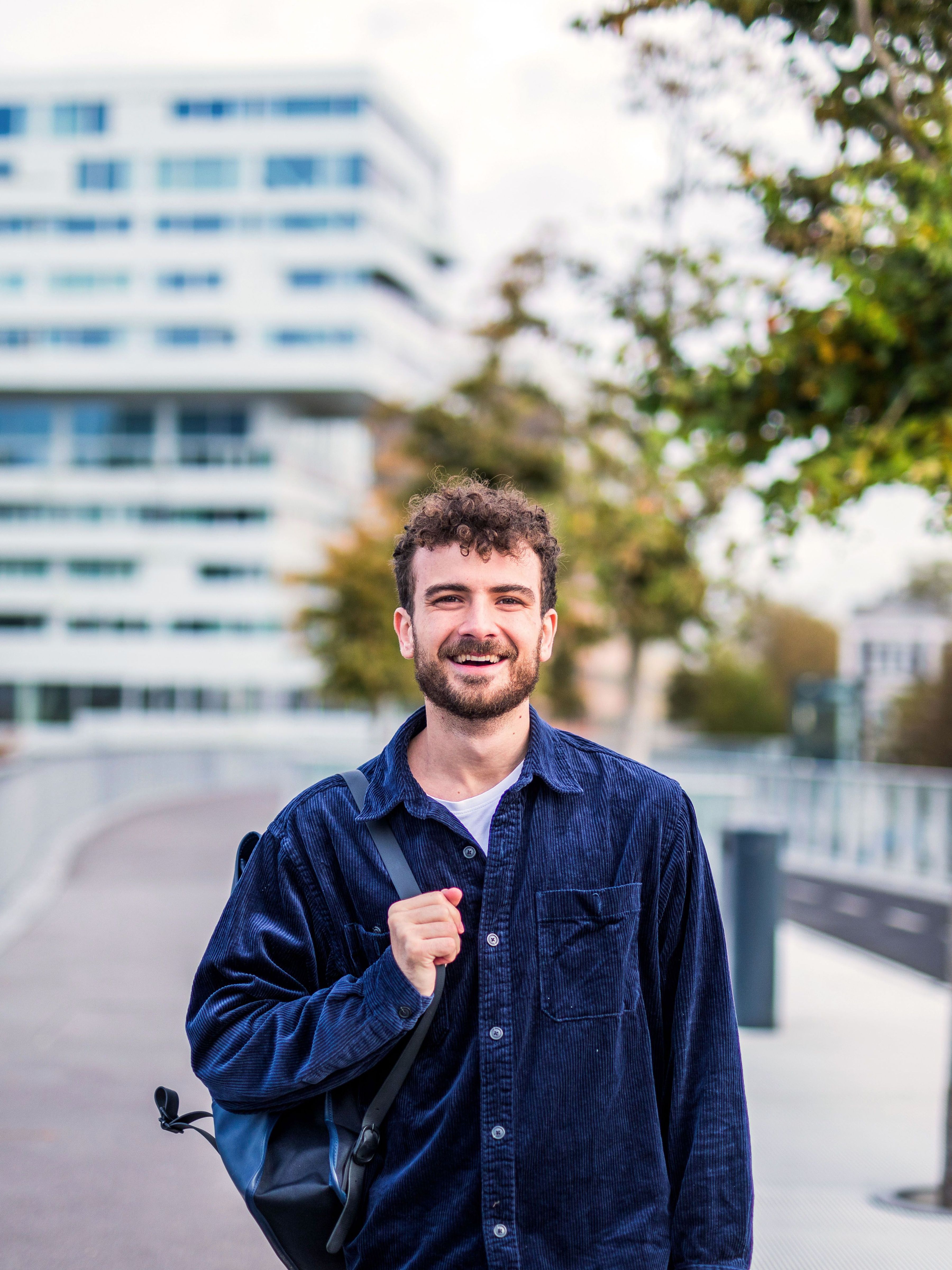 man lachend voor kantoor