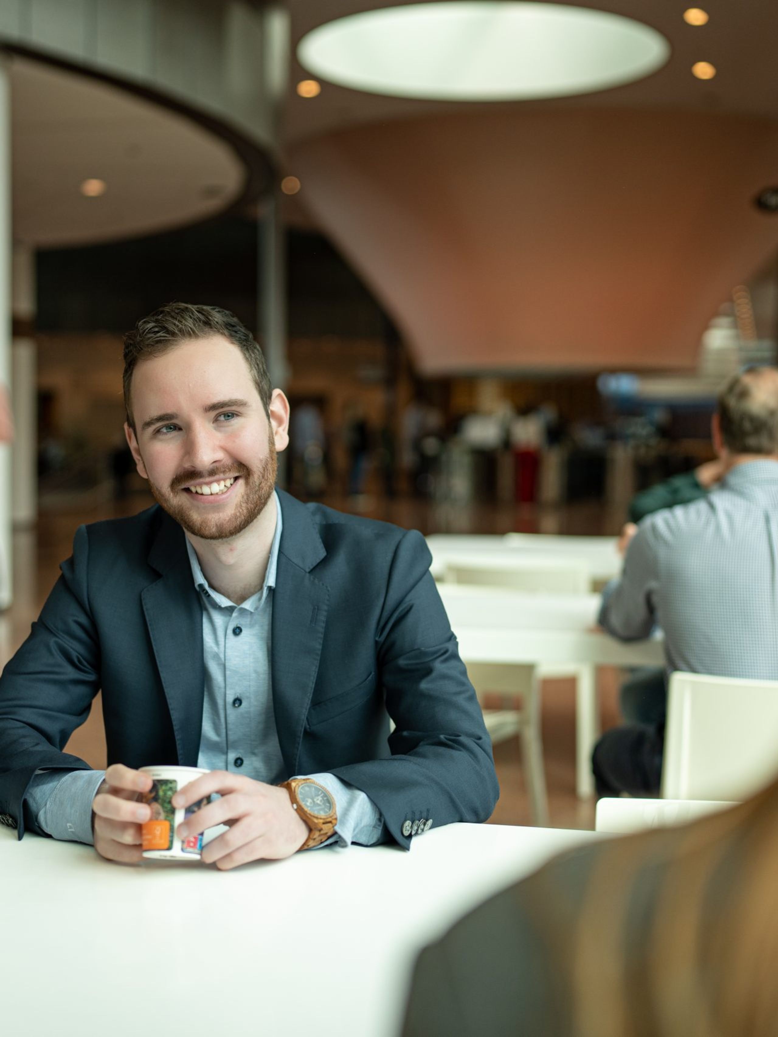 Alec Bakker in gesprek met collega