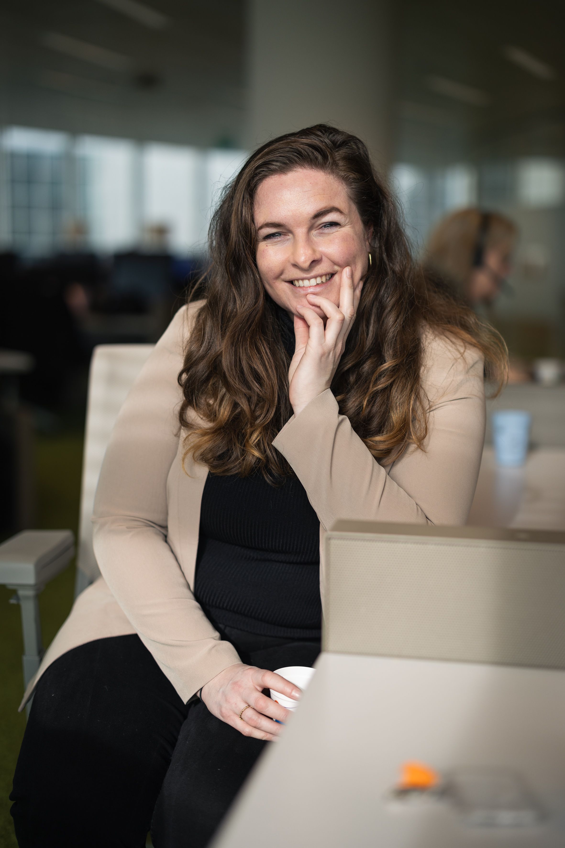Vrouw poseert vanachter bureau