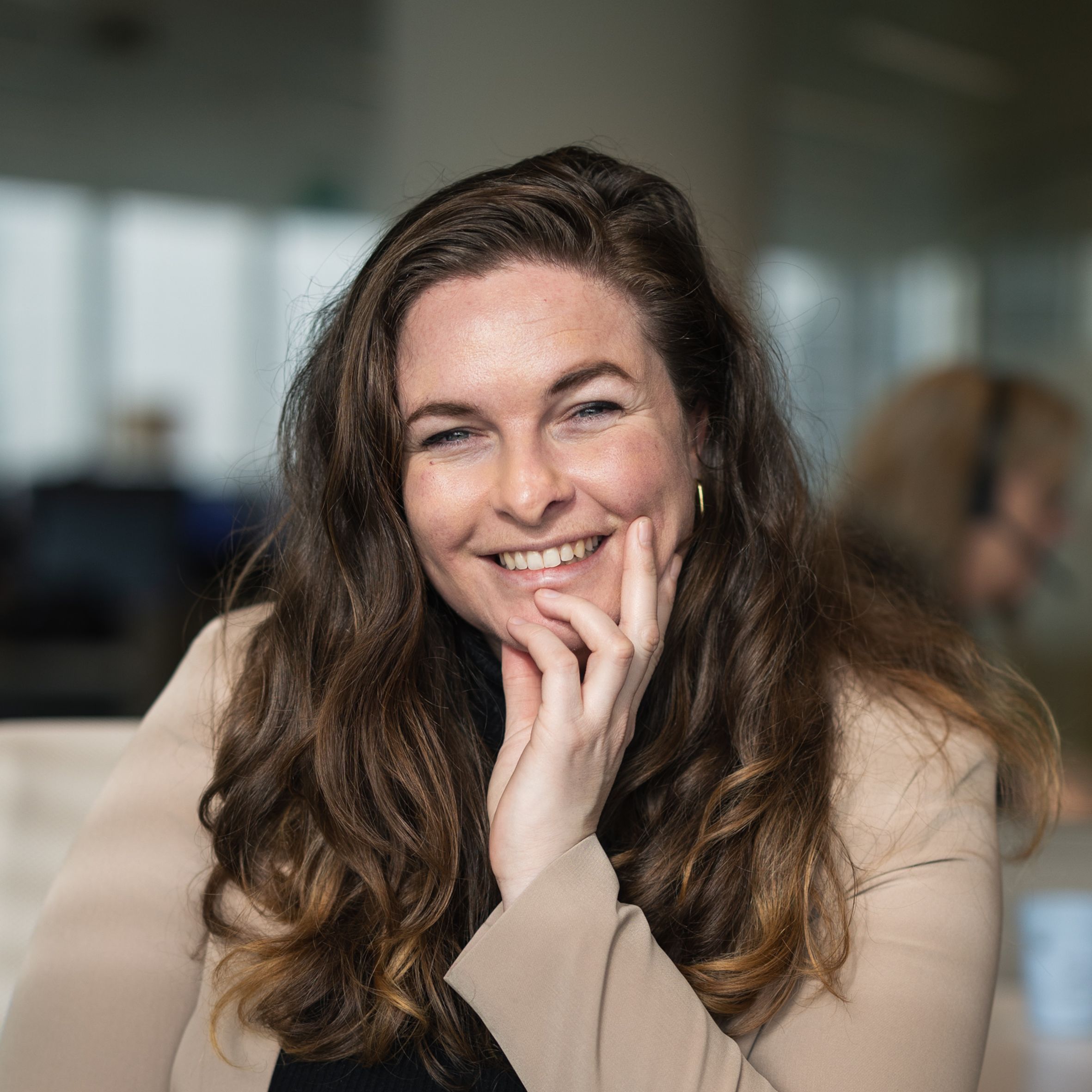 Vrouw poseert vanachter bureau