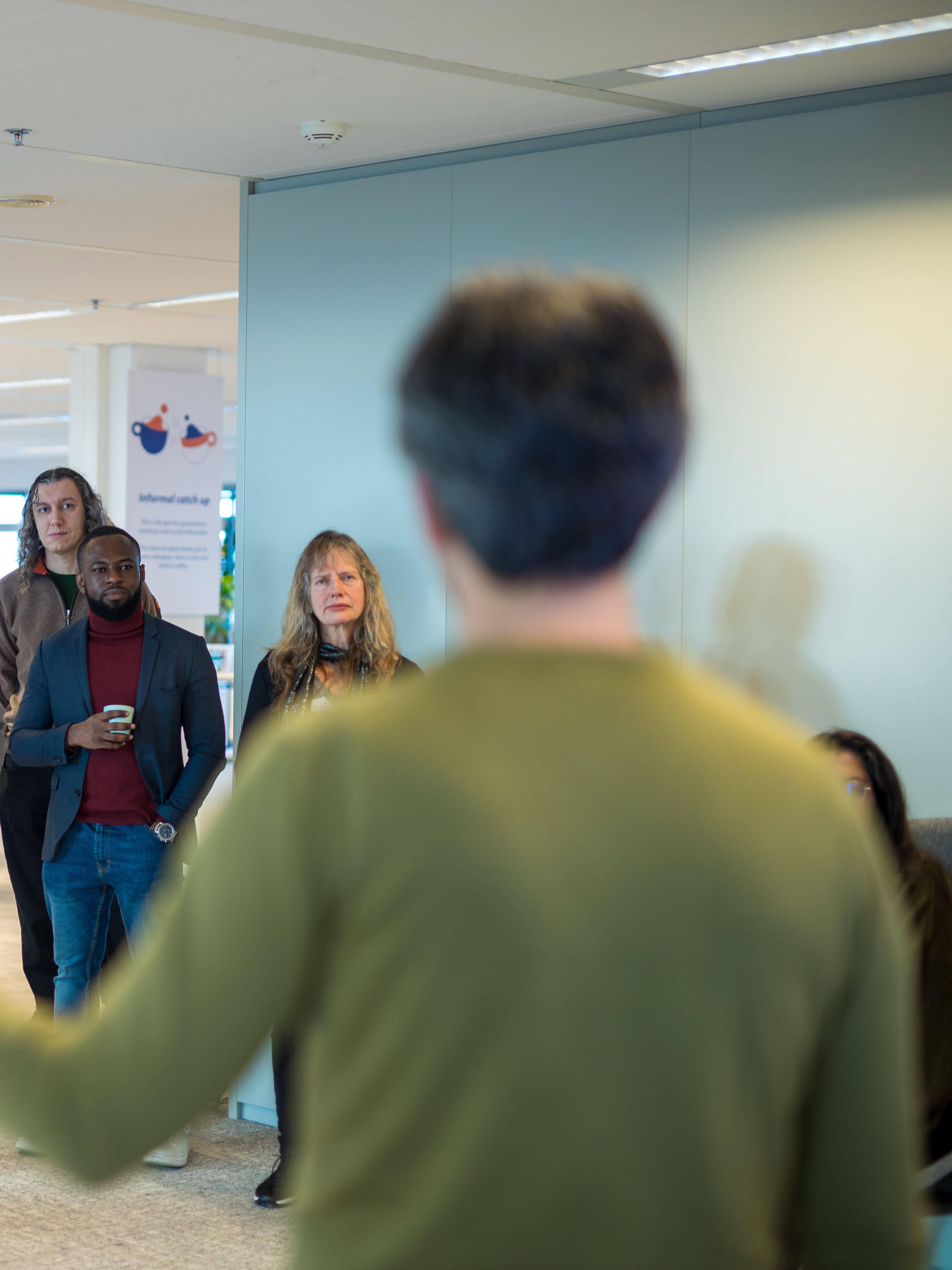 Groep mensen bij elkaar voor een presentatie