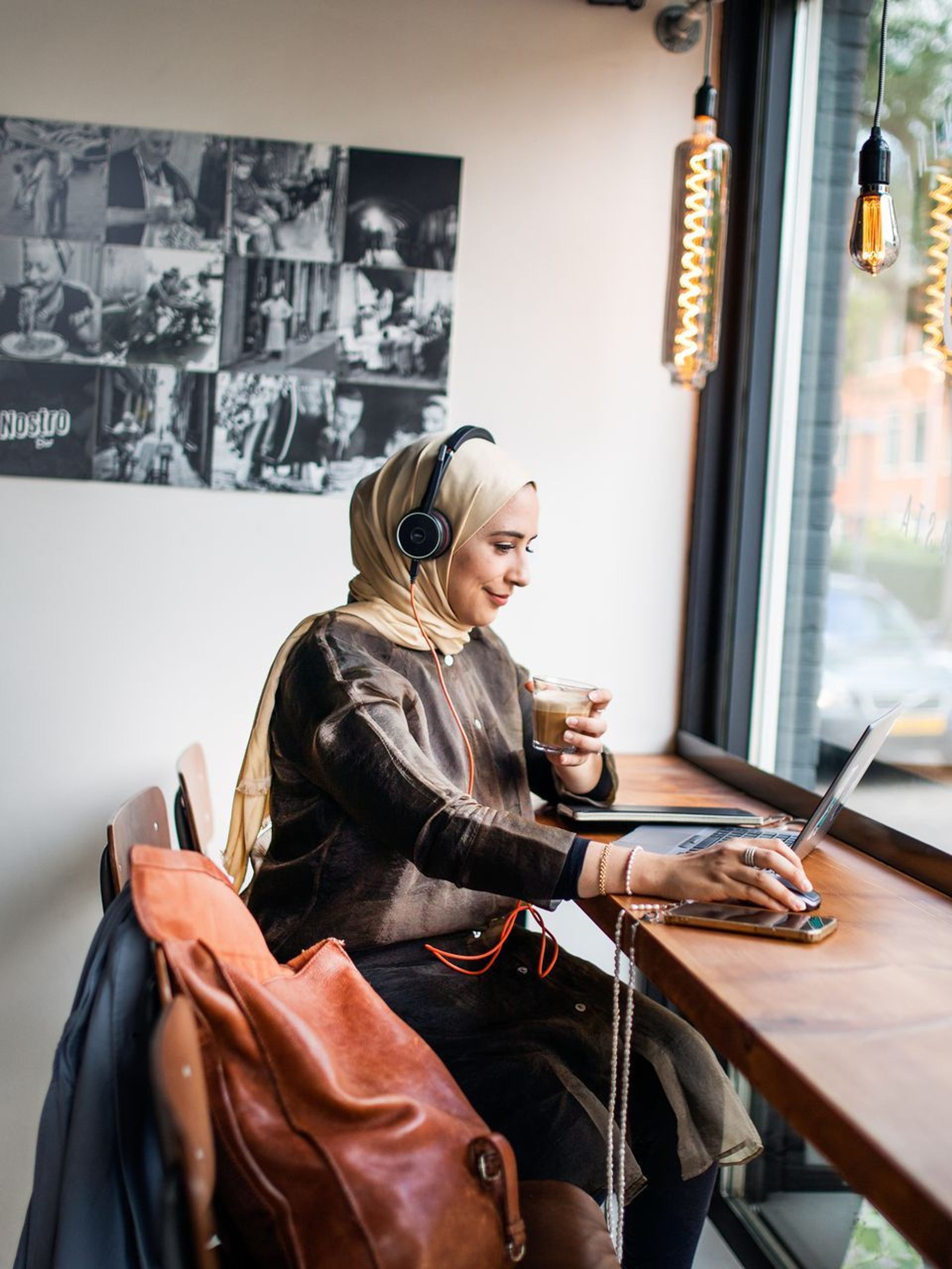 vrouw werkt in koffietent