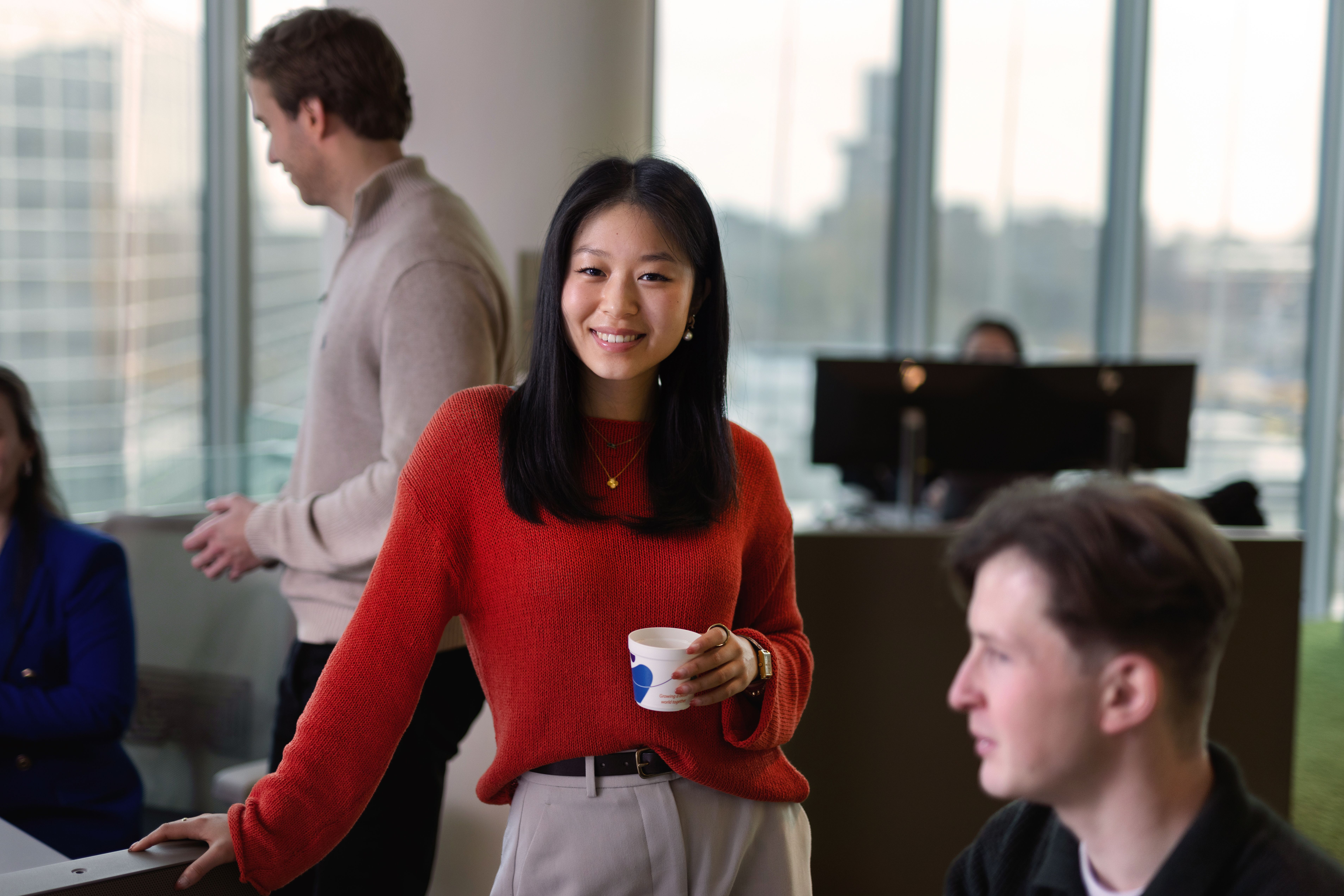 Dame lacht in camera