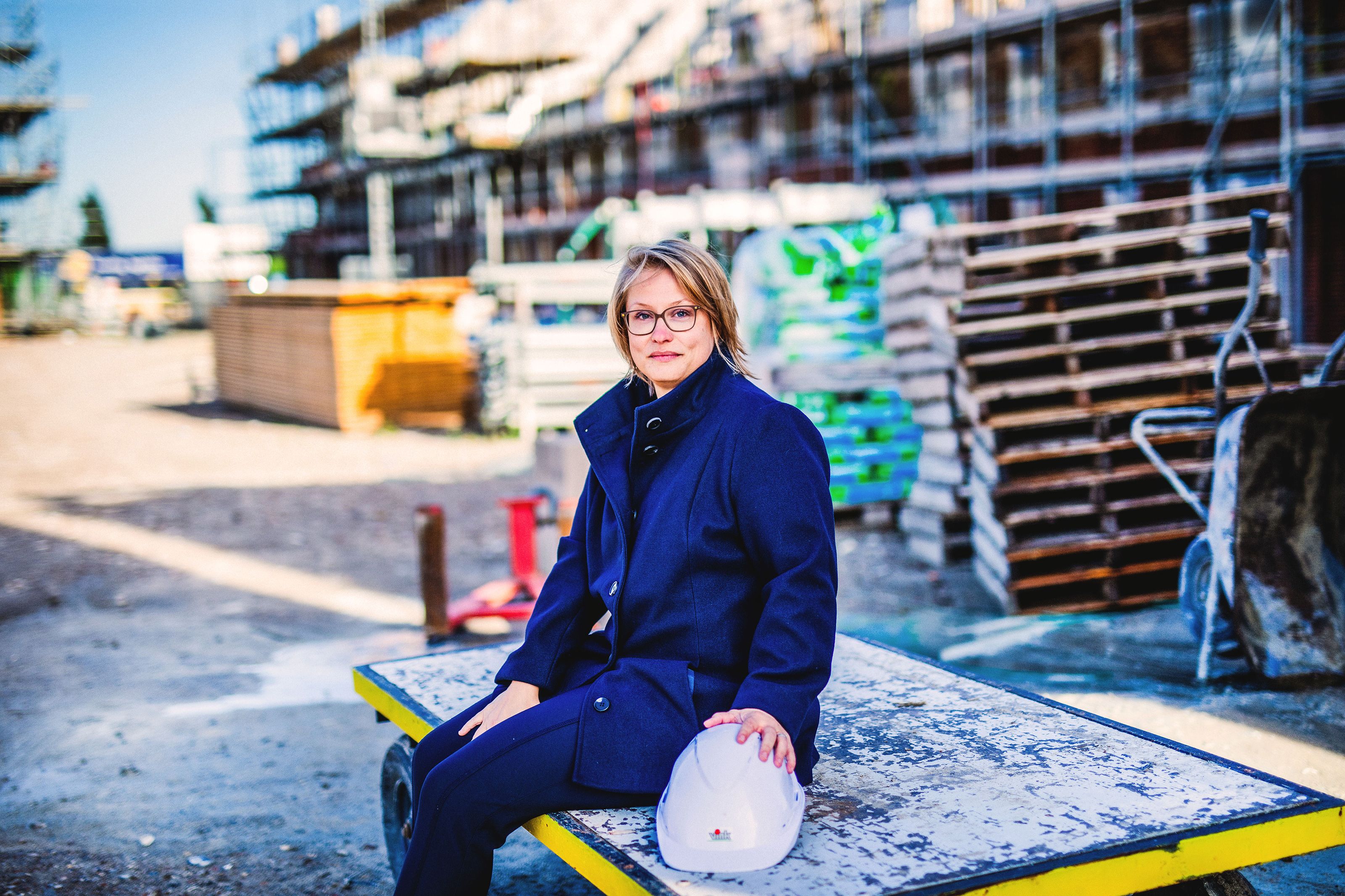 Ellen Posthoorn zit op de bouwplaats