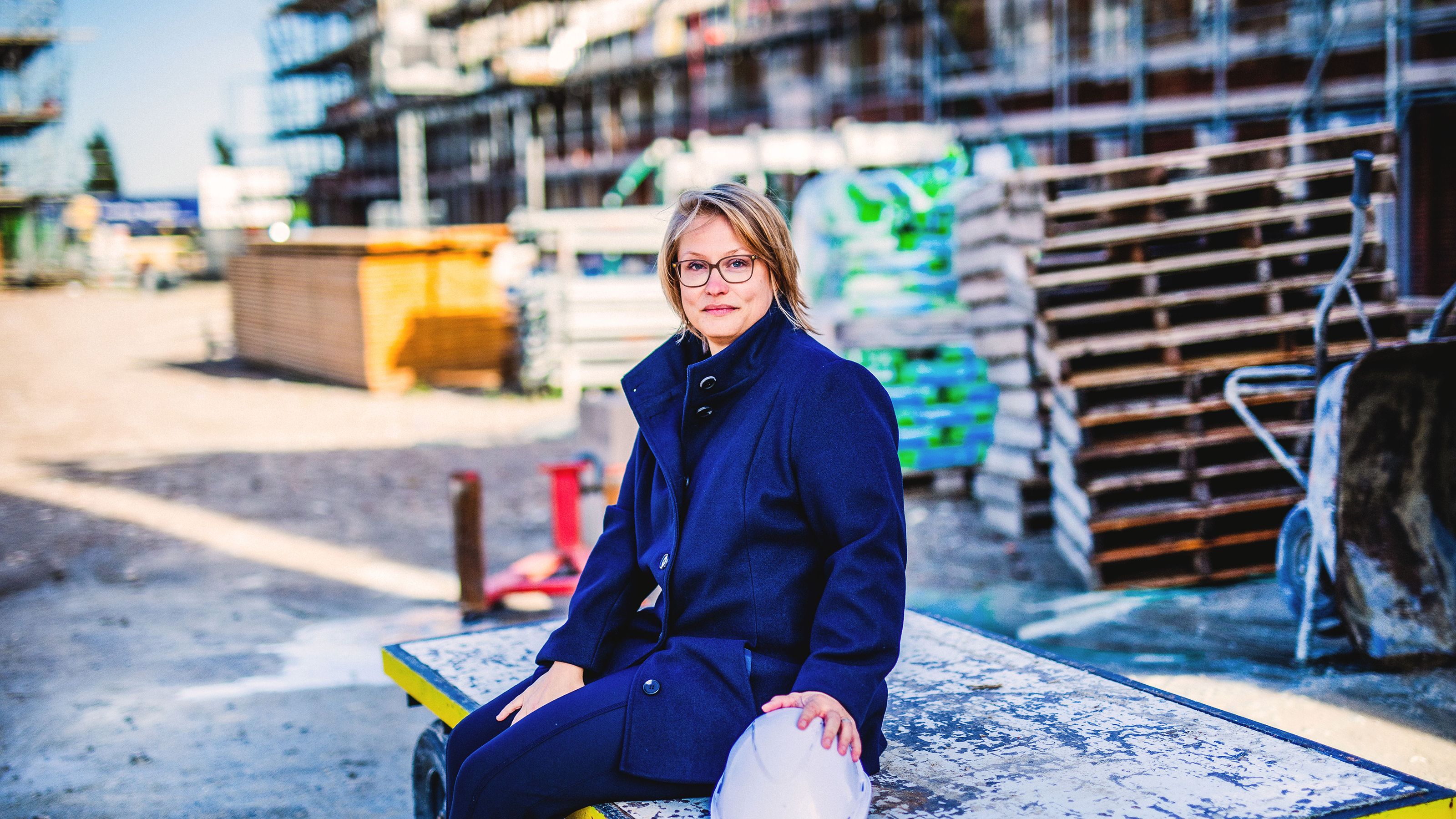 Ellen Posthoorn zit op de bouwplaats