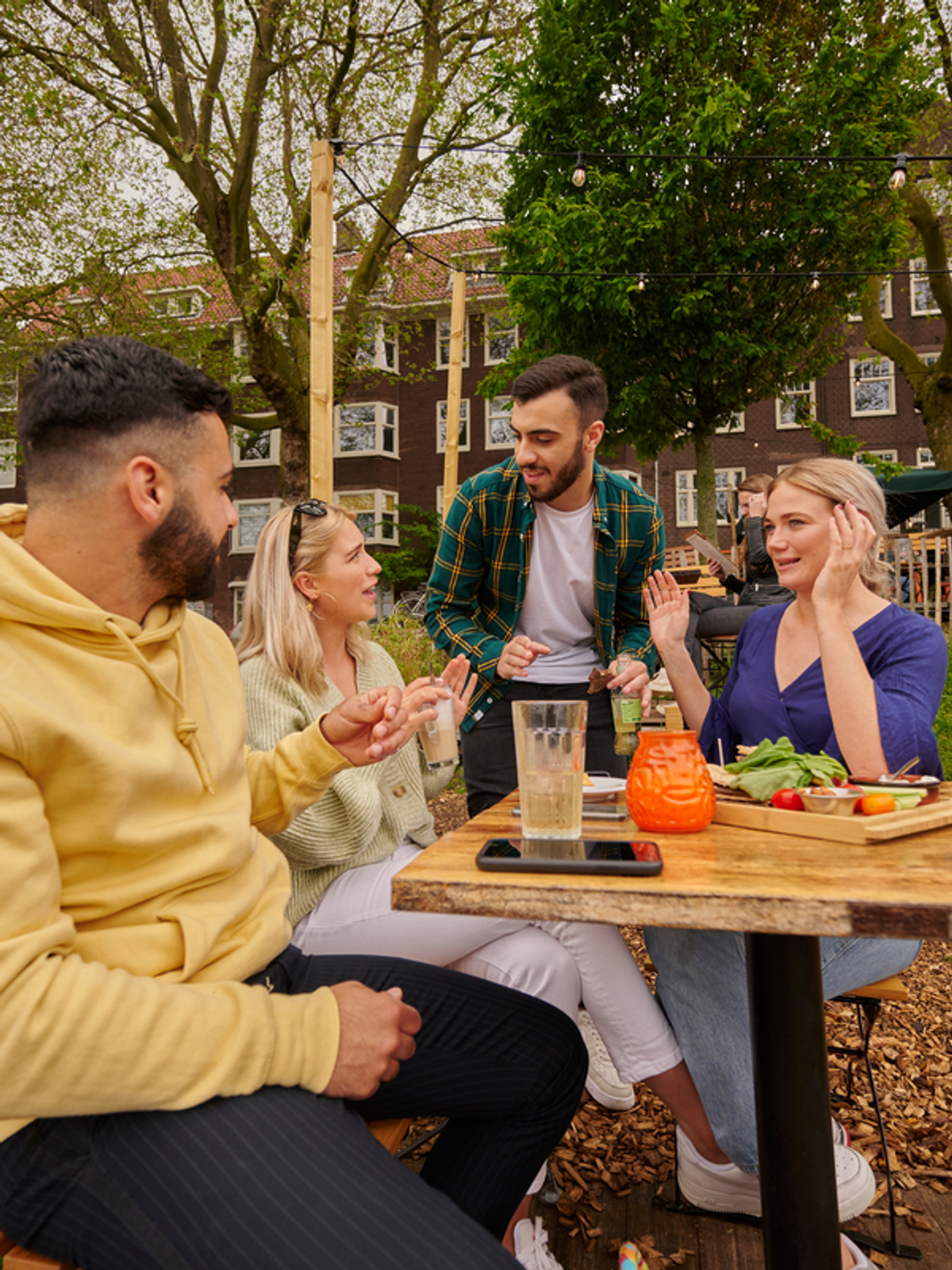 mensen ontspannen aan tafel buiten