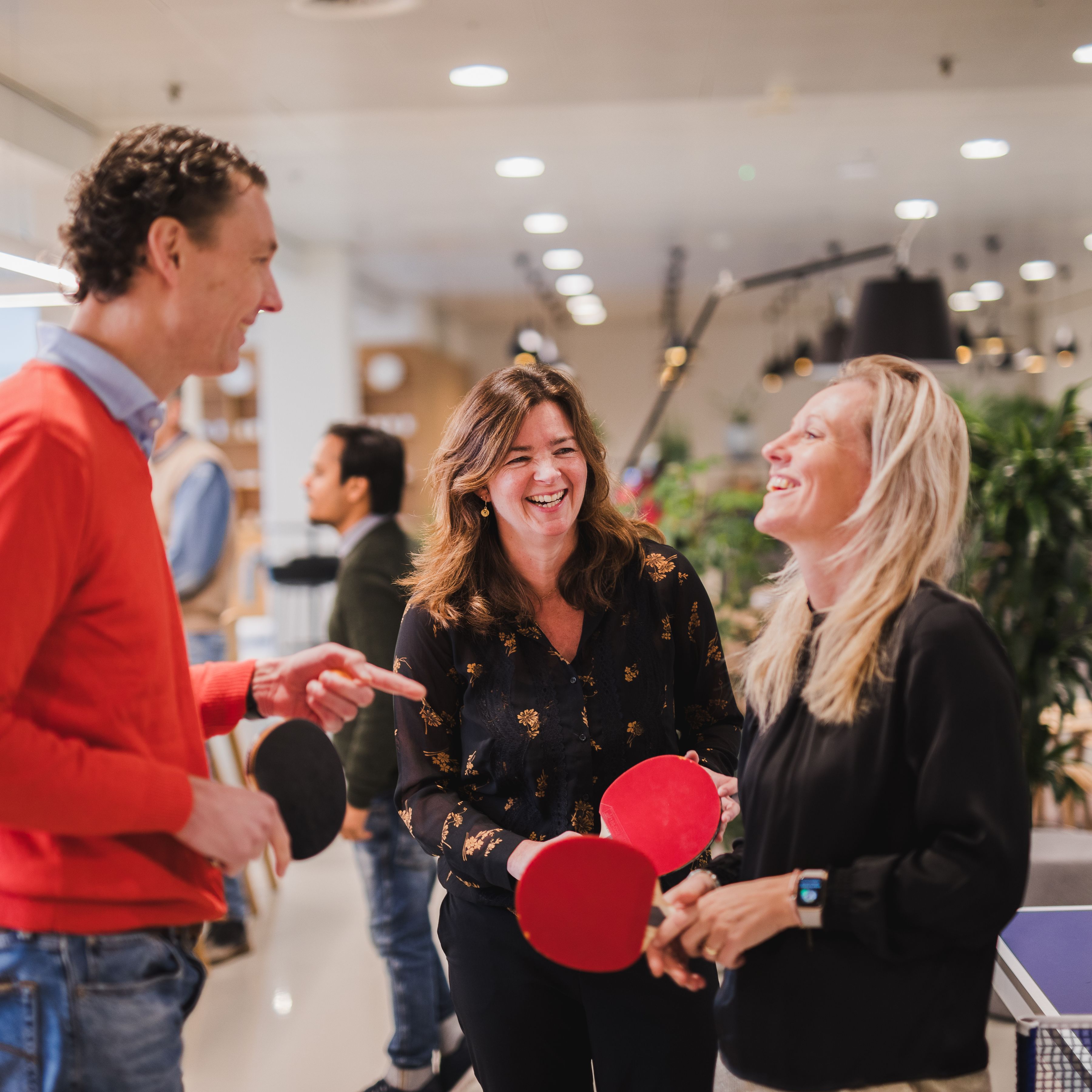 Collega's aan het pingpongen